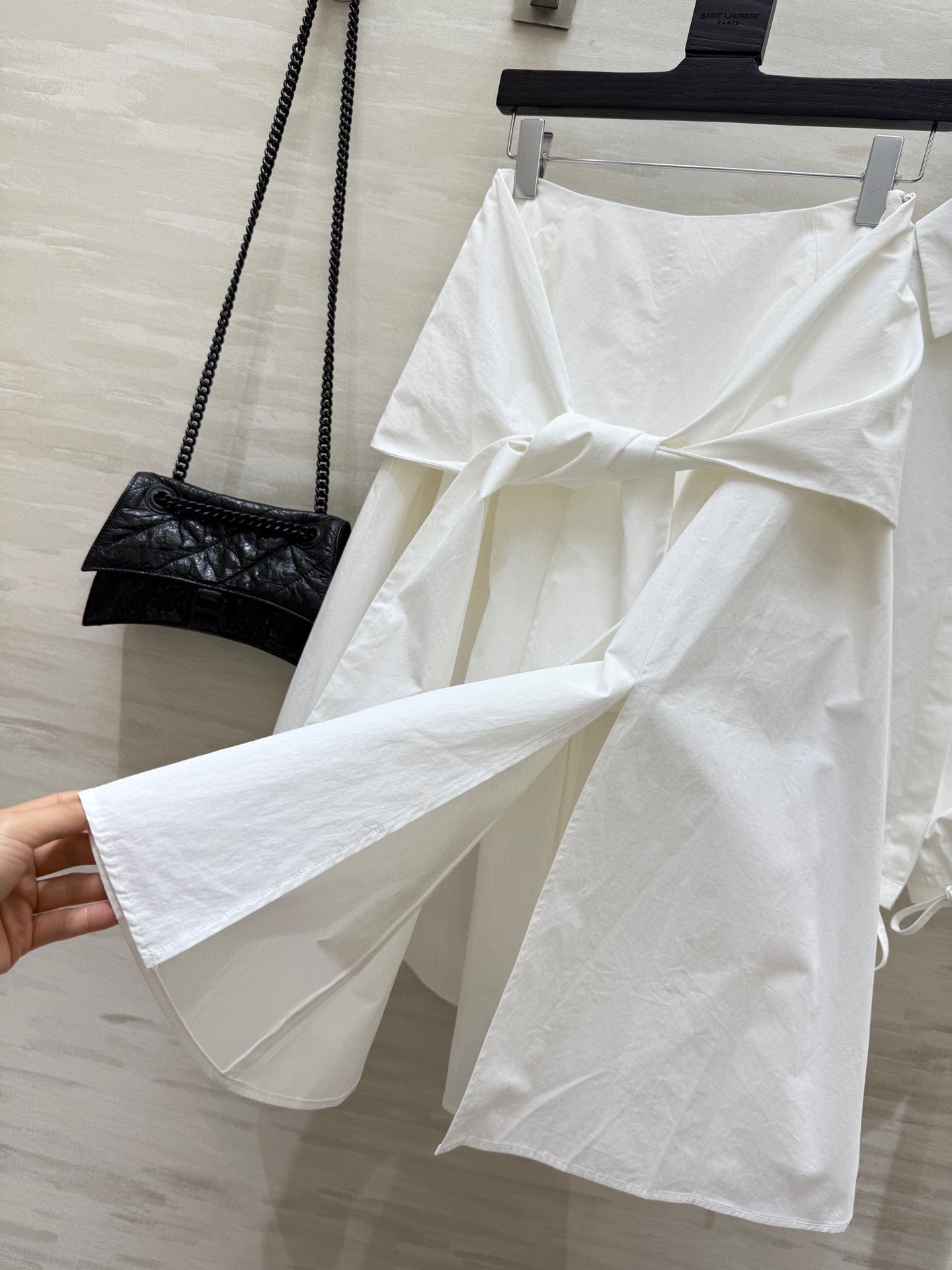 #Loew♡²⁵早秋新款 法式文艺风套装 极简风抽绳 半裙腰间垂饰搭片绑带设计大增添了几分随性与优雅 衬