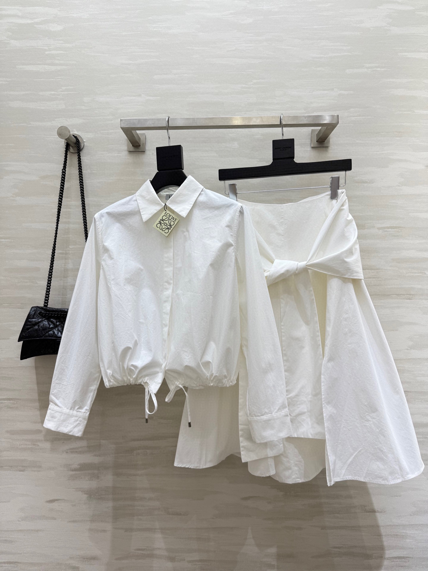 NO:536213,#Loew early autumn new French literary style suit minimalist style drawstring design of skirt waist pendant straps greatly adds a bit of casualness and elegance. The shirt is loosely tailored. The skirt hem is just right. It is smart and elegant when walking. The upper body looks super slim and refreshing. It looks good when you match it separately. High-quality customization. Spot sizeS/M/L (size size s shoulder width 42, bust 118, length 54, waist 66, skirt length 76), loewe, skirt ,shirts,alexander wang19860909#Loew早秋新款 法式文艺风套装 极简风抽绳 半裙腰间垂饰搭片绑带设计大增添了几分随性与优雅 衬衫宽松剪裁 裙摆的剪裁也恰到好处 走动间灵动飘逸 上身显超显瘦清爽俏皮 分开搭配也好看 高品质定制 现货首发sizeS/M/L（s码肩宽42,胸围118,衣长54,腰围66,裙长76）,,loewe,skirts,shirts,alexander wang,Women's clothing