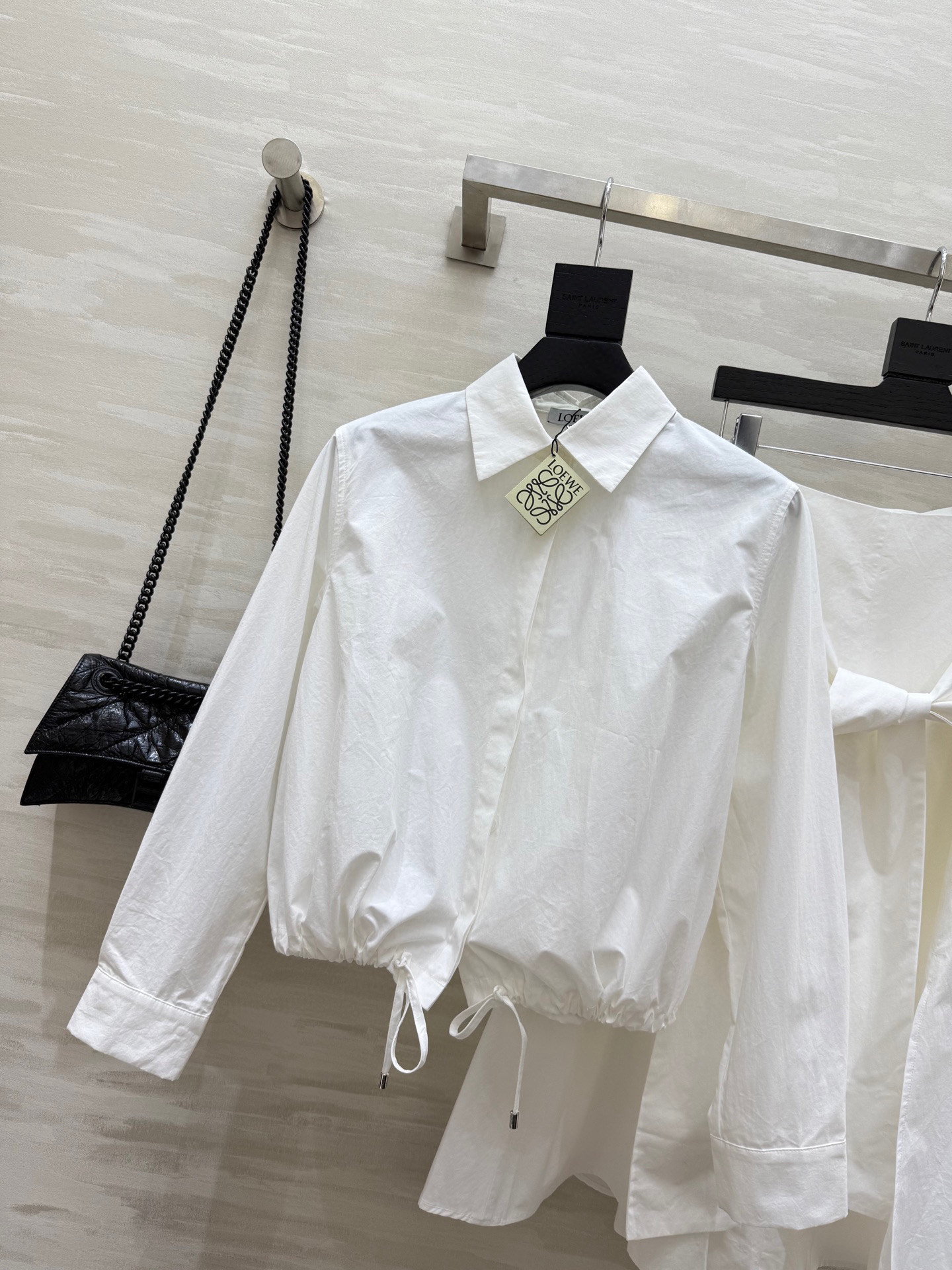 #Loew♡²⁵早秋新款 法式文艺风套装 极简风抽绳 半裙腰间垂饰搭片绑带设计大增添了几分随性与优雅 衬