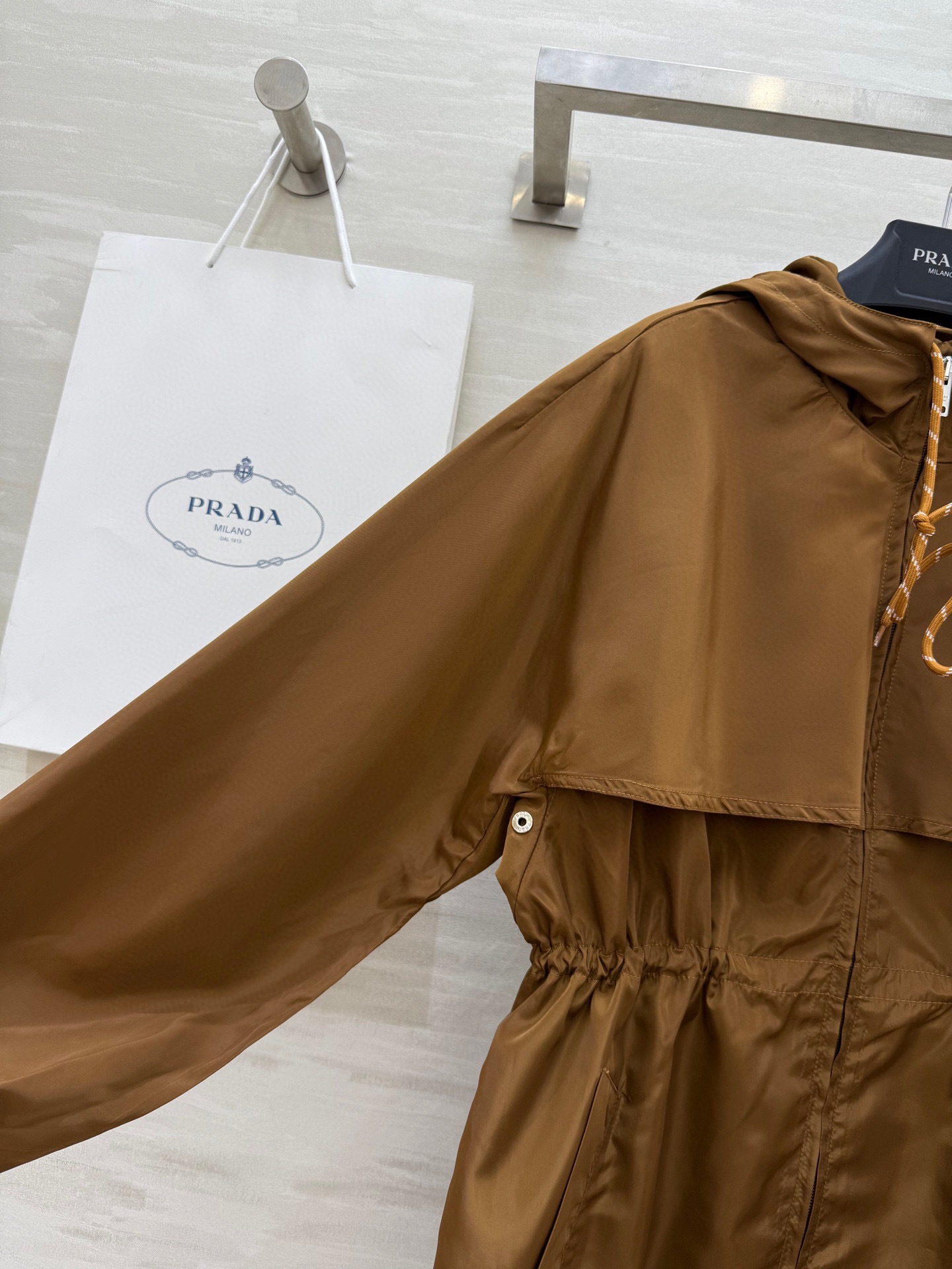 #Prad♡²⁵早秋新款 中长款尼龙连帽外套 上身超级帅气 腰部松紧收腰效果 双侧两个口袋设计 时髦感十