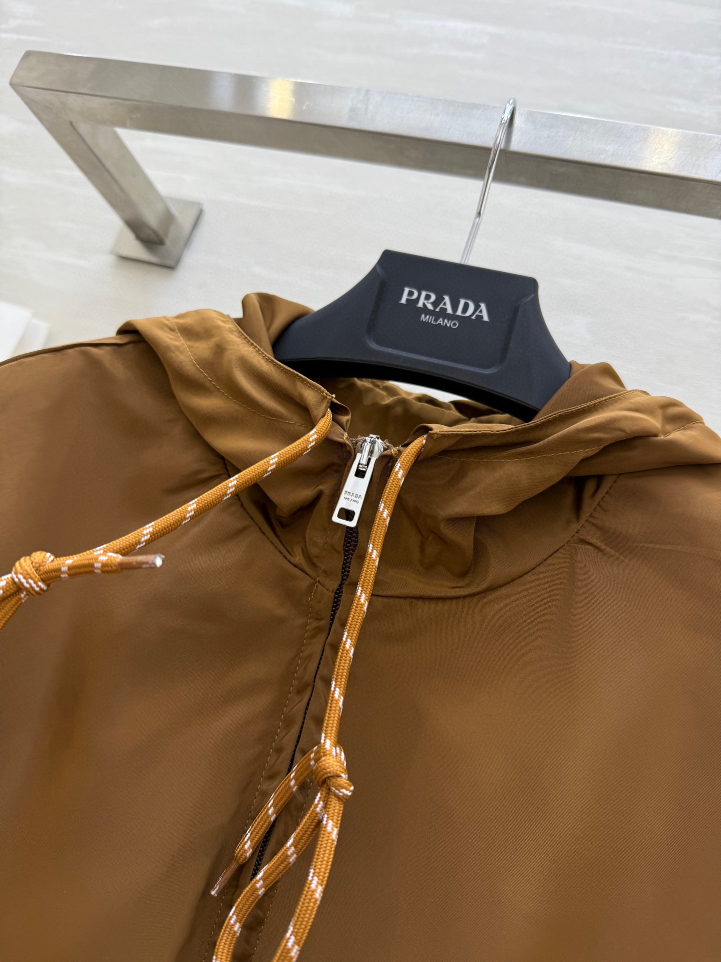 #Prad♡²⁵早秋新款 中长款尼龙连帽外套 上身超级帅气 腰部松紧收腰效果 双侧两个口袋设计 时髦感十