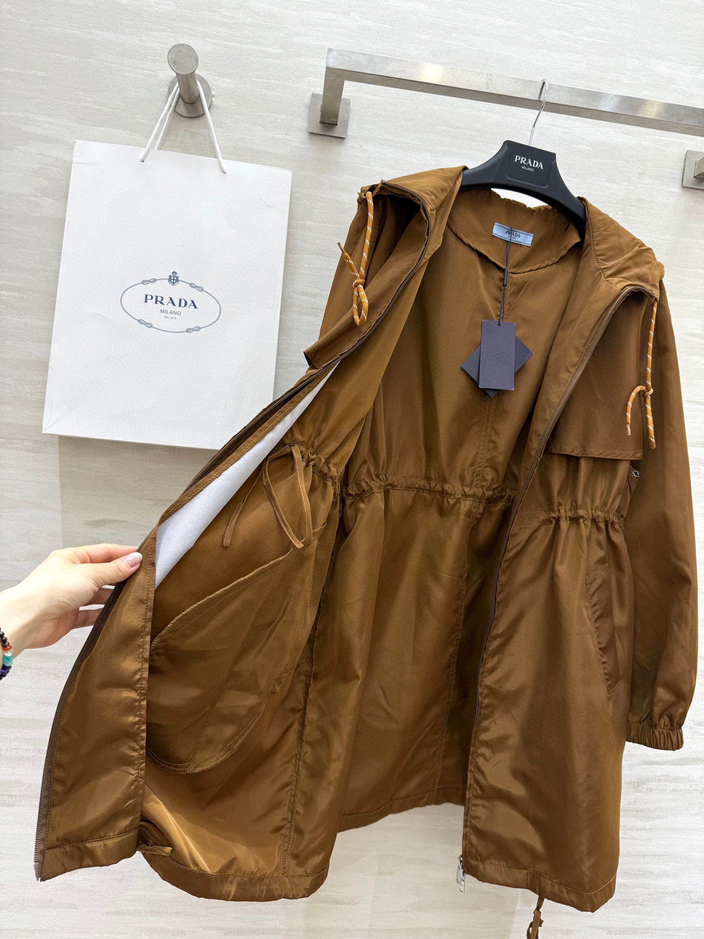 #Prad♡²⁵早秋新款 中长款尼龙连帽外套 上身超级帅气 腰部松紧收腰效果 双侧两个口袋设计 时髦感十