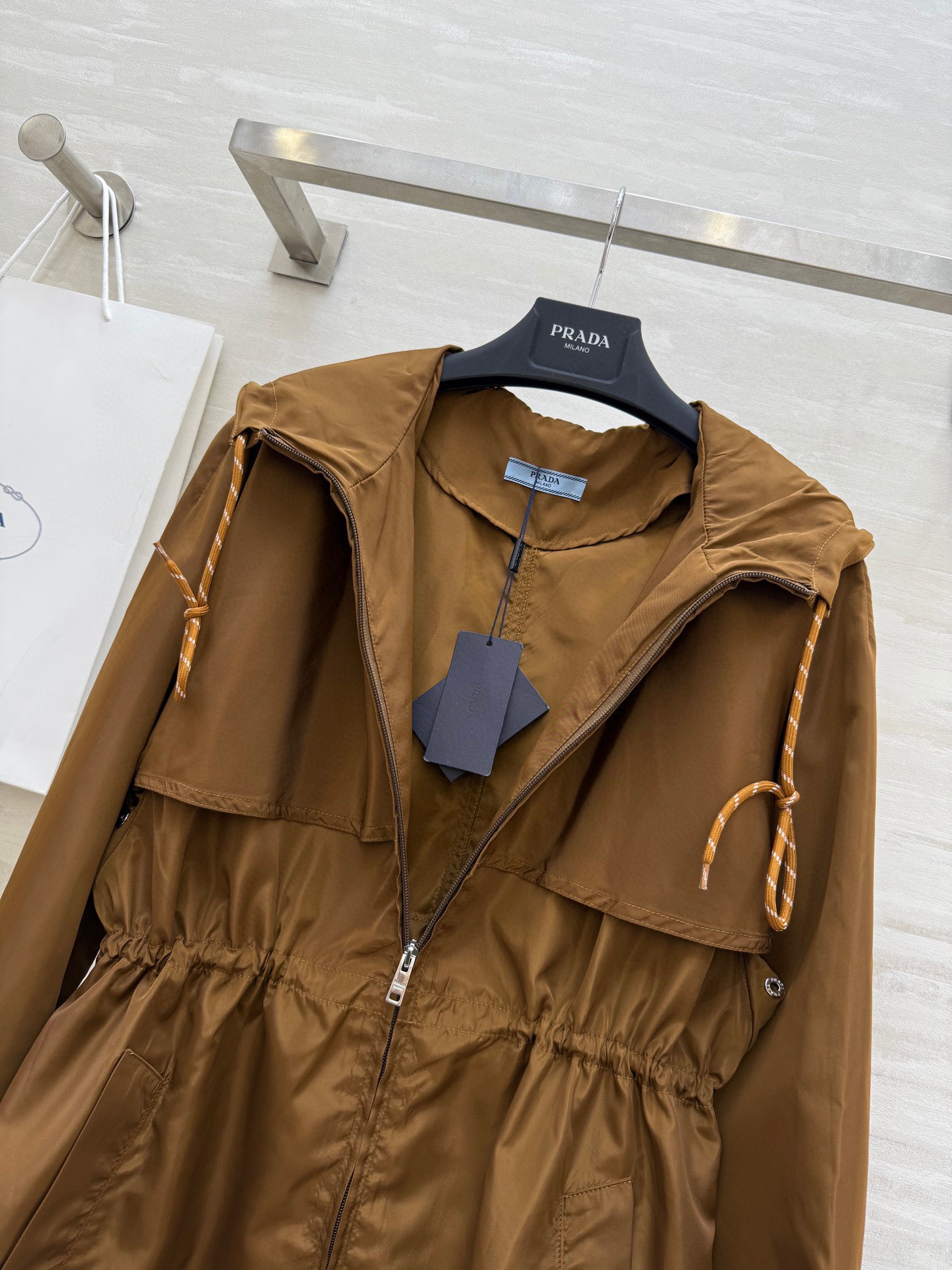 #Prad♡²⁵早秋新款 中长款尼龙连帽外套 上身超级帅气 腰部松紧收腰效果 双侧两个口袋设计 时髦感十