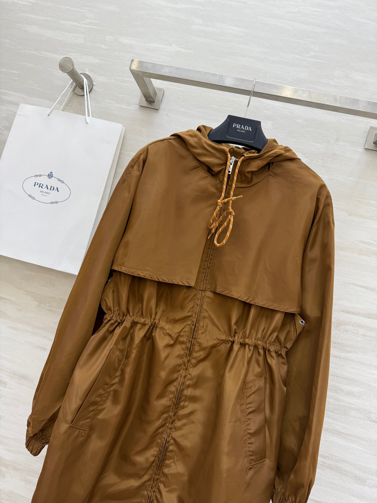 #Prad♡²⁵早秋新款 中长款尼龙连帽外套 上身超级帅气 腰部松紧收腰效果 双侧两个口袋设计 时髦感十