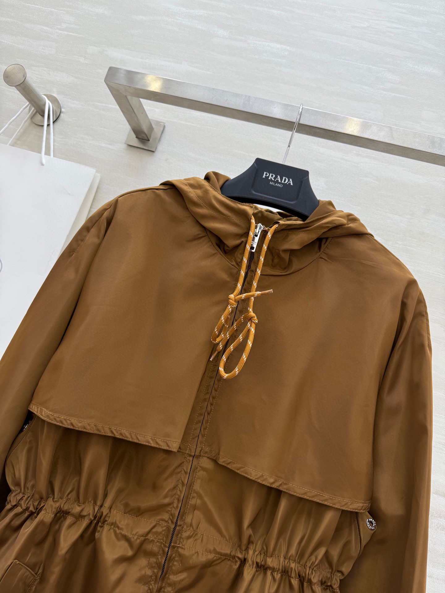 #Prad♡²⁵早秋新款 中长款尼龙连帽外套 上身超级帅气 腰部松紧收腰效果 双侧两个口袋设计 时髦感十