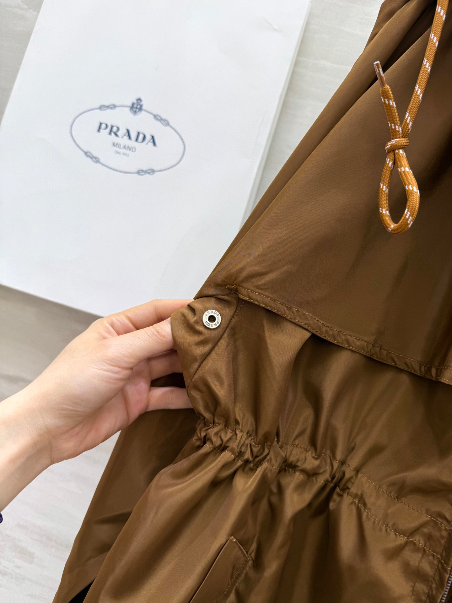 #Prad♡²⁵早秋新款 中长款尼龙连帽外套 上身超级帅气 腰部松紧收腰效果 双侧两个口袋设计 时髦感十