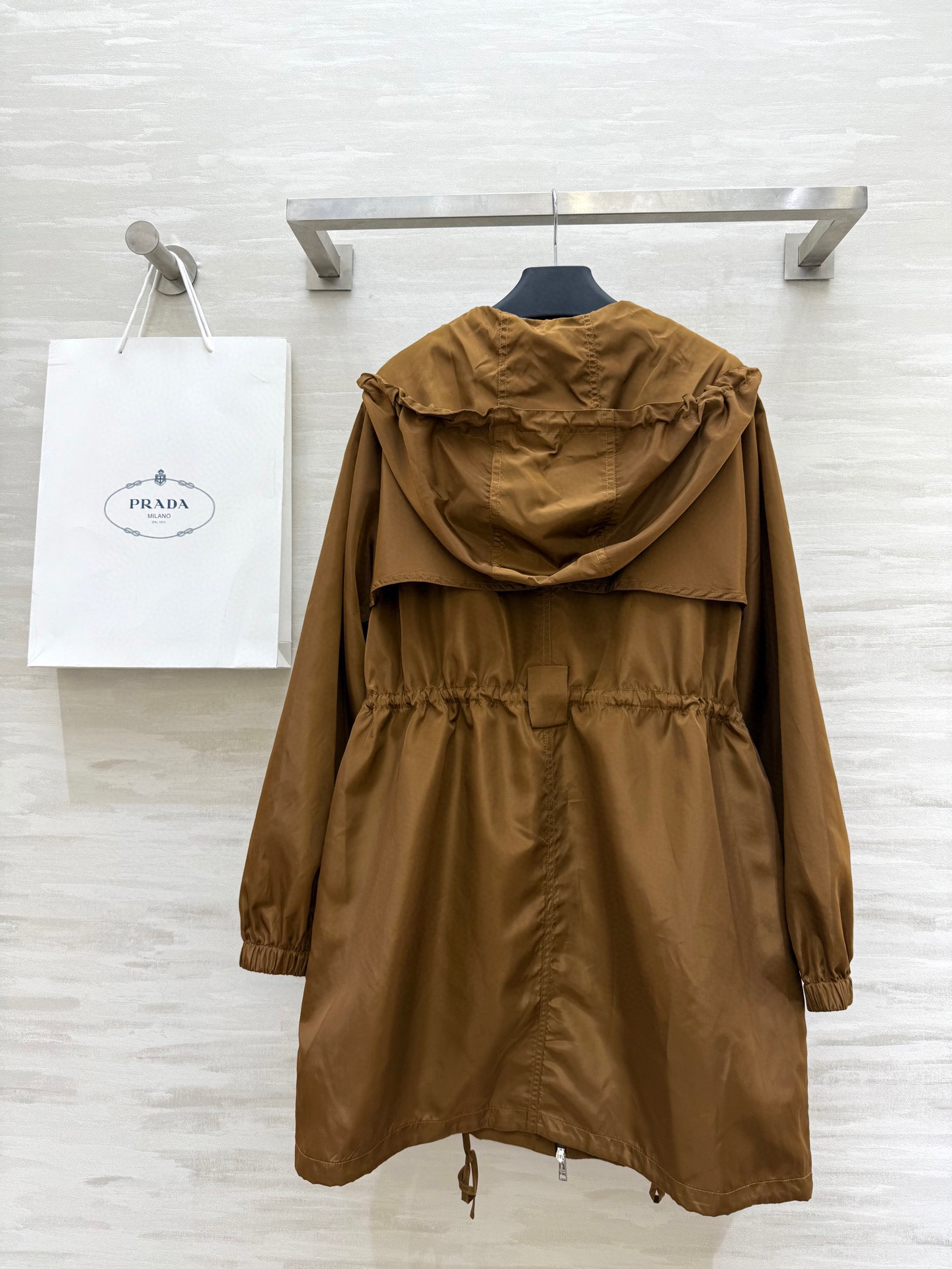 #Prad♡²⁵早秋新款 中长款尼龙连帽外套 上身超级帅气 腰部松紧收腰效果 双侧两个口袋设计 时髦感十