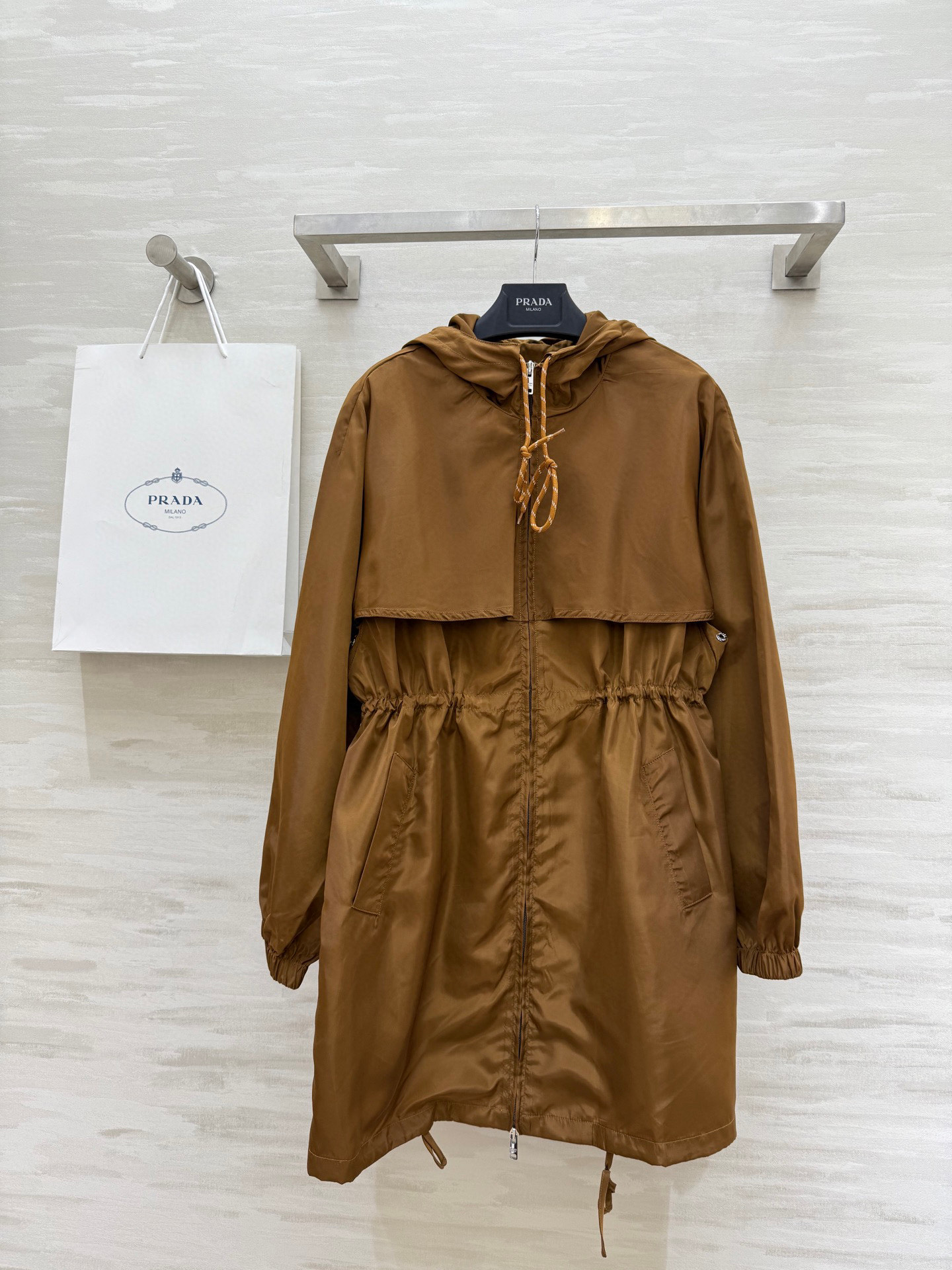 NO:536197,#Prad early autumn new style, mid-length nylon hooded jacket, super handsome upper body, waist elastic waist effect, two pocket design on both sides, full of fashionable YB custom fabric, very textured, high-quality customization, spot sizeS/M/L (size s-shoulder bust 112, 83 length),,prada, jackets & coats,hats,alexander wang19860909#Prad早秋新款 中长款尼龙连帽外套 上身超级帅气 腰部松紧收腰效果 双侧两个口袋设计 时髦感十足 YB定制面料 很显质感 高品质定制 现货首发sizeS/M/L（s码落肩胸围112,衣长83）,,prada,jackets & coats,hats,alexander wang,Women's clothing