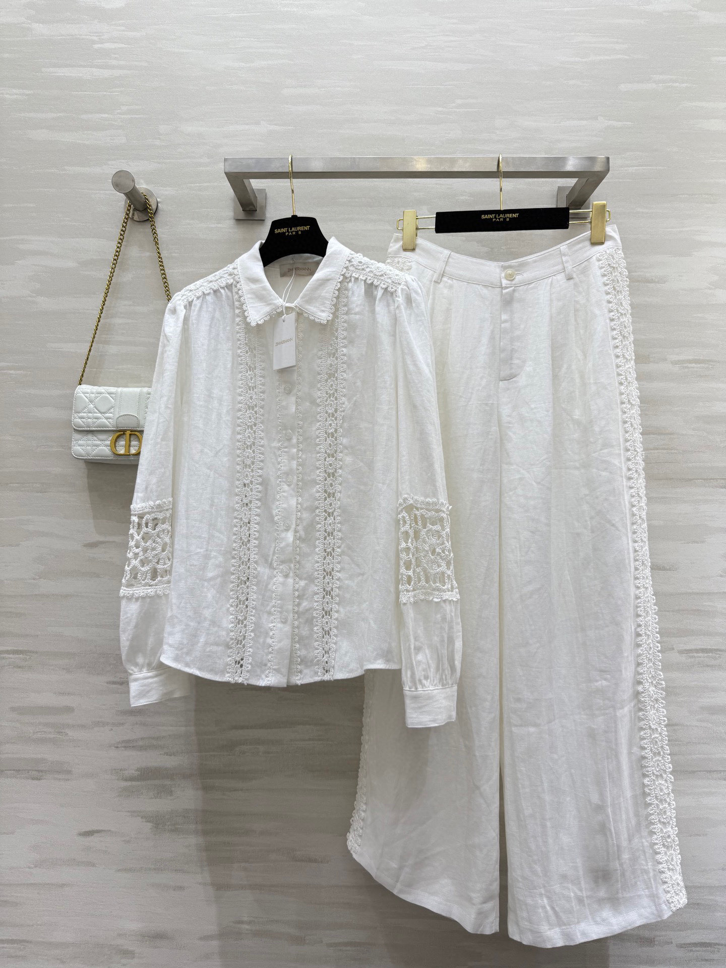 NO:536291,Shirts, trousers #Zimm new style vacation style linen set French linen hollow water-soluble plate flower embroidery splicing technology retro palace style top body so beautiful that there is no friends white and rich beauty must be purchased High-quality customization spot first-time sizeS/M/L (size s shirt shoulder width 37, bust 112, length 60, pants waist 66, hip 104, pants length 101),,shirts,alexander wang19860909衬衣,长裤#Zimm新款 度假风系列 亚麻套装 法式亚麻镂空水溶盘花刺绣拼接工艺 复古宫廷风 上身美到没朋友 白富美必入 高品质定制 现货首发sizeS/M/L（s码衬衫肩宽37,胸围112,衣长60 ,裤子腰围66,臀围104,裤长101）,,shirts,alexander wang,Women's clothing