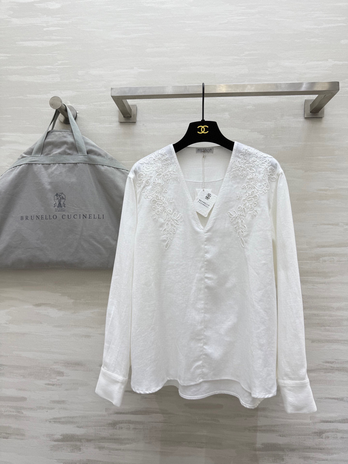 NO:536177,#BC new style heavyweight embroidery tray craft linen top shoulder embroidery three-dimensional tray craft daily necessities, street concave style old-fashioned style, linen fabric, breathable and comfortable, high-quality customization, spot first-time sizeS/M/L (size s-shoulder width 47, bust 102, garment length 63),,alexander wang19860909#BC新款 重磅刺绣盘花工艺亚麻上衣 肩部刺绣立体盘花工艺 日常必备款 出街凹造型老钱风穿搭 采用亚麻面料 透气又贴身舒适 高品质定制 现货首发sizeS/M/L（s码肩宽47,胸围102,衣长63）,,alexander wang,Women's clothing