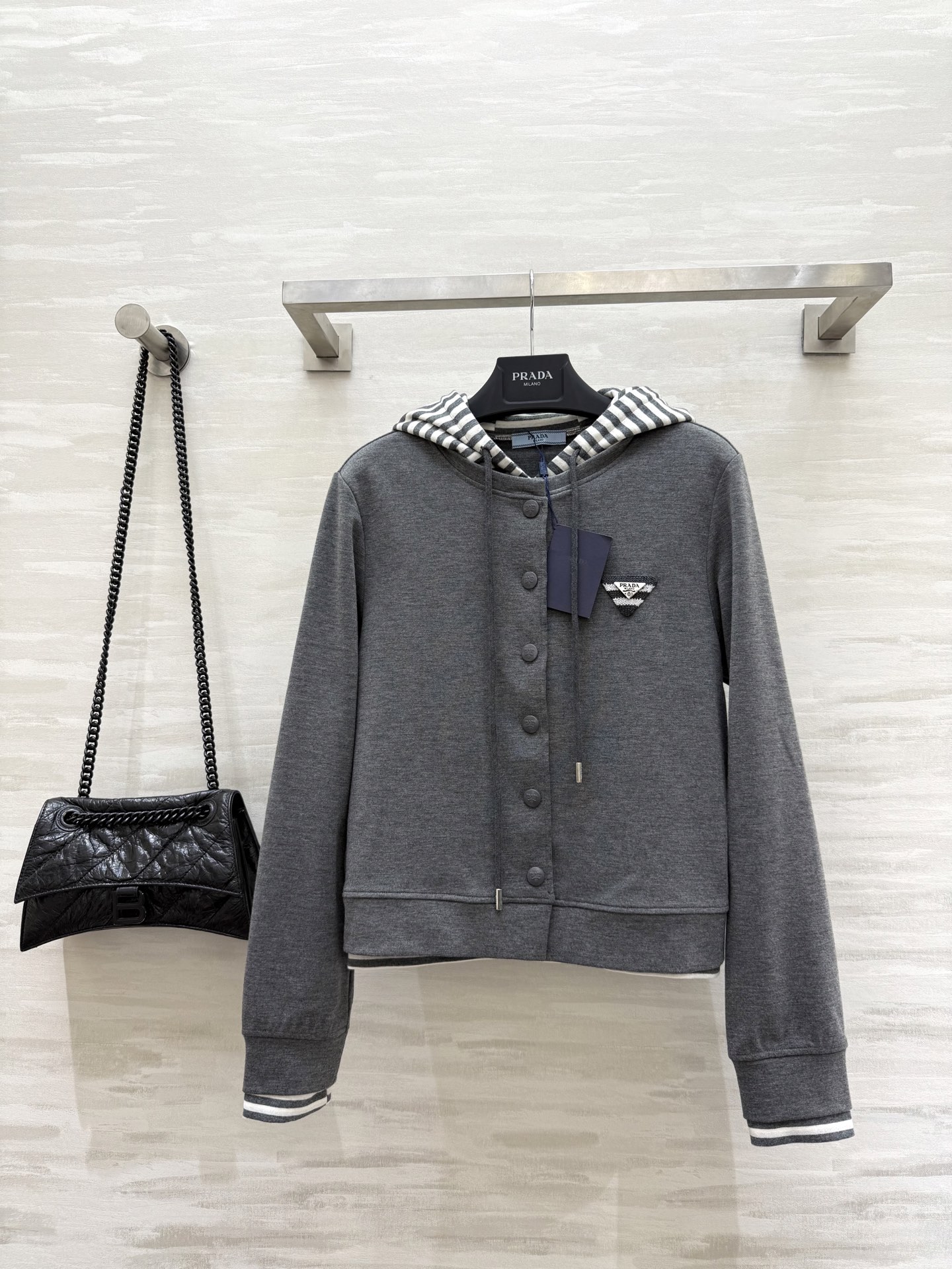 NO:536186,#Prad autumn and winter new style hooded fake two-piece jacket high quality customization spot first-time sizeS/M/L/XL (size s shoulder width 39, bust 95, length 52, prada, jackets & coats,hats,alexander wang19860909#Prad秋冬新款 连帽假两件外套 高品质定制 现货首发sizeS/M/L/XL（s码肩宽39,胸围95,衣长52,,prada,jackets & coats,hats,alexander wang,Women's clothing