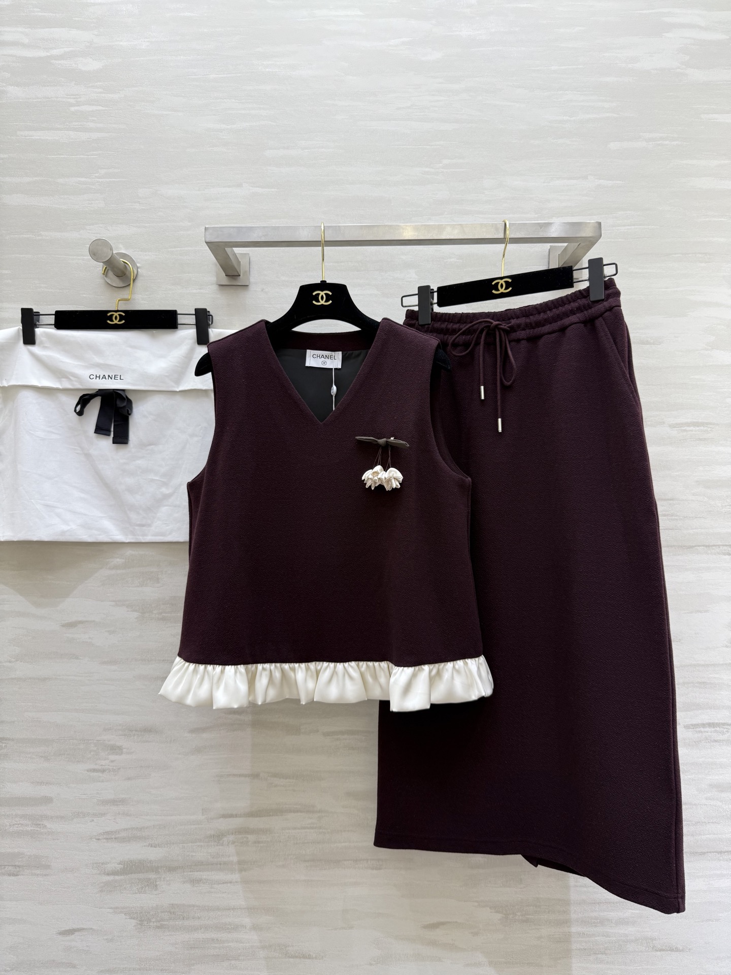 NO:536198,#Chane autumn and winter new style acetate cloud edge suit skirt playful flowers embellishment three-dimensional tailoring style whether paired with coat or any base, super high-end and elegant, high-quality customization, spot first-time sizeS/M/L/XL (M size bust 98, 57 length, waist 68, skirt length 84), chanel, skirts, jackets & coats, alexander wang19860909#Chane秋冬新款 醋酸云朵边套装裙 俏皮花朵点缀 立体剪裁版型 无论搭配外套大衣或者任意打底都超级高级优雅 高品质定制 现货首发sizeS/M/L/XL（M码胸围98,衣长57,腰围68,裙长84）,,chanel,skirts,jackets & coats,alexander wang,Women's clothing