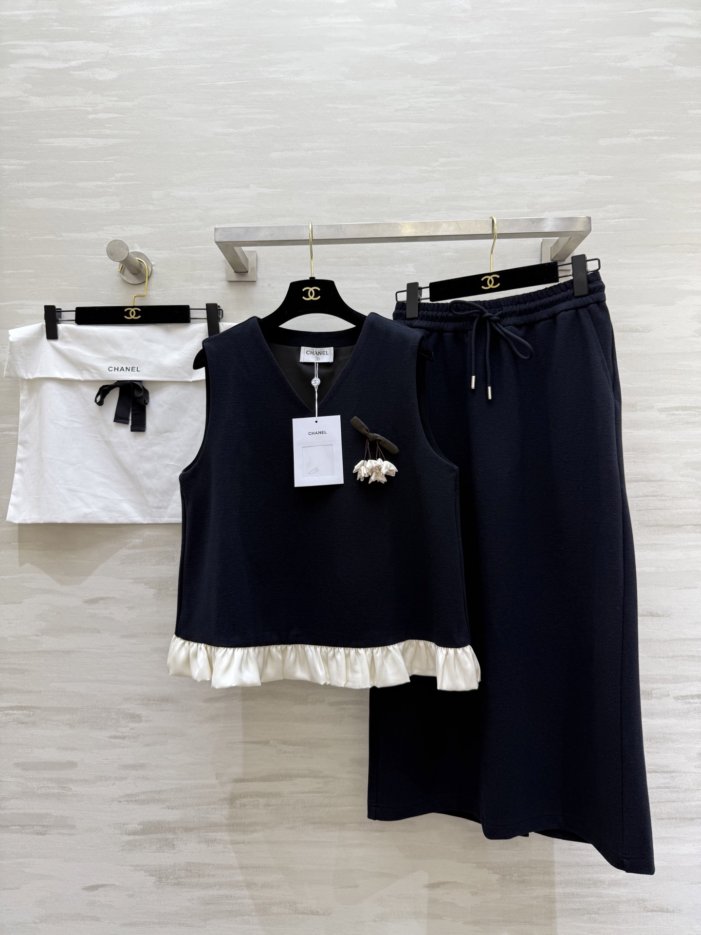 NO:536206,#Chane autumn and winter new style acetate cloud edge suit skirt playful flowers embellishment three-dimensional tailoring style whether paired with coat or any base, super high-end and elegant, high-quality customization, spot first-time sizeS/M/L/XL (M size bust 98, 57 length, waist 68, skirt length 84), chanel, skirts, jackets & coats, alexander wang19860909#Chane秋冬新款 醋酸云朵边套装裙 俏皮花朵点缀 立体剪裁版型 无论搭配外套大衣或者任意打底都超级高级优雅 高品质定制 现货首发sizeS/M/L/XL（M码胸围98,衣长57,腰围68,裙长84）,,chanel,skirts,jackets & coats,alexander wang,Women's clothing