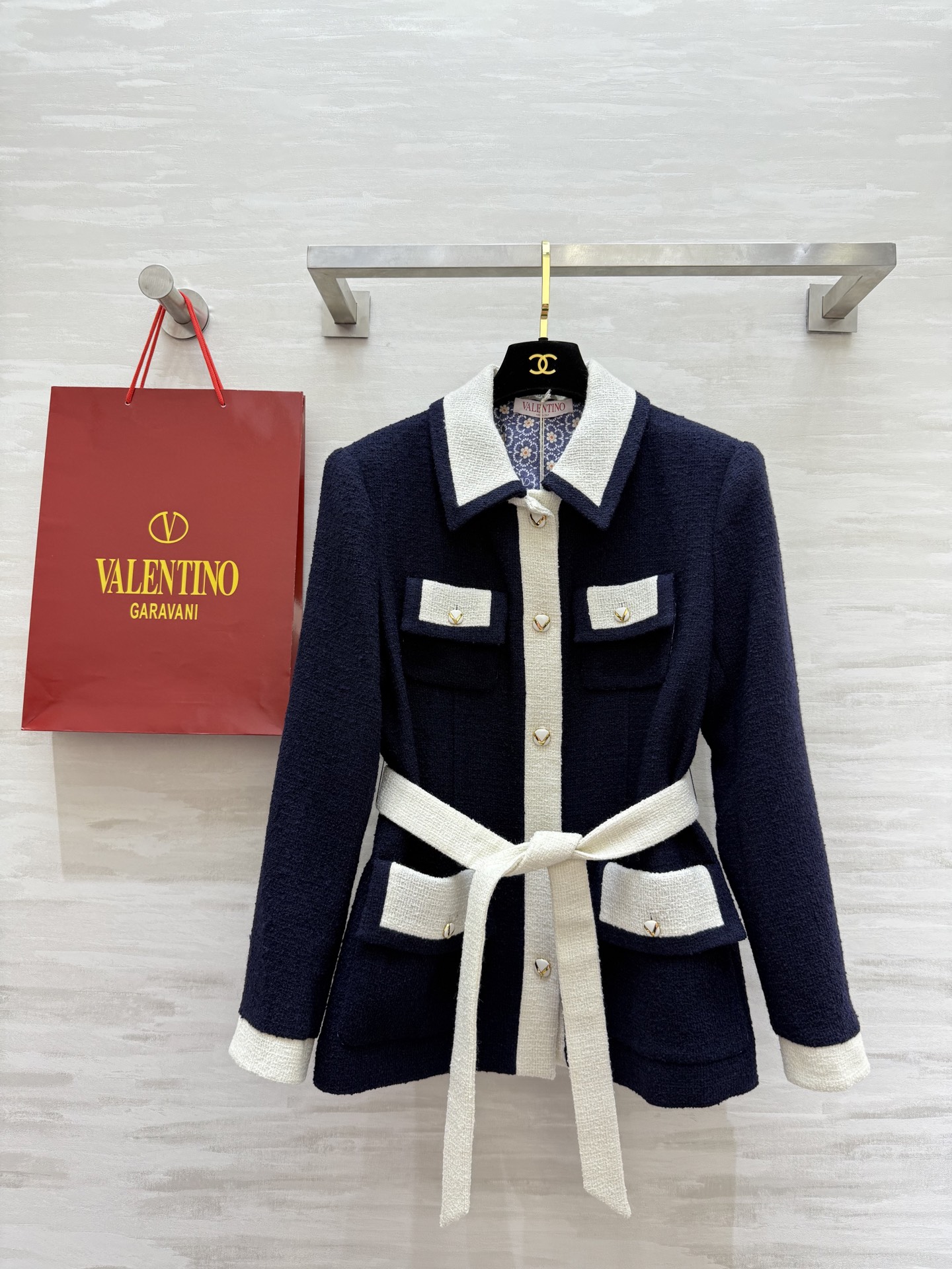 NO:544374,#Valentin autumn and winter new wool tweed jacket Customized wool tweed fabric Open mold hardware buckle Three-dimensional tailoring style High quality SizeS/M/L (S size 40 shoulder width, bust 98, length 66), valentino, jackets & coats, alexander wang19860909#Valentin秋冬新款 羊毛花呢外套 定制羊毛呢面料 开模五金扣 立体剪裁版型 高品质 现货来sizeS/M/L（S码肩宽40,胸围98,衣长66）,,valentino,jackets & coats,alexander wang,Women's clothing