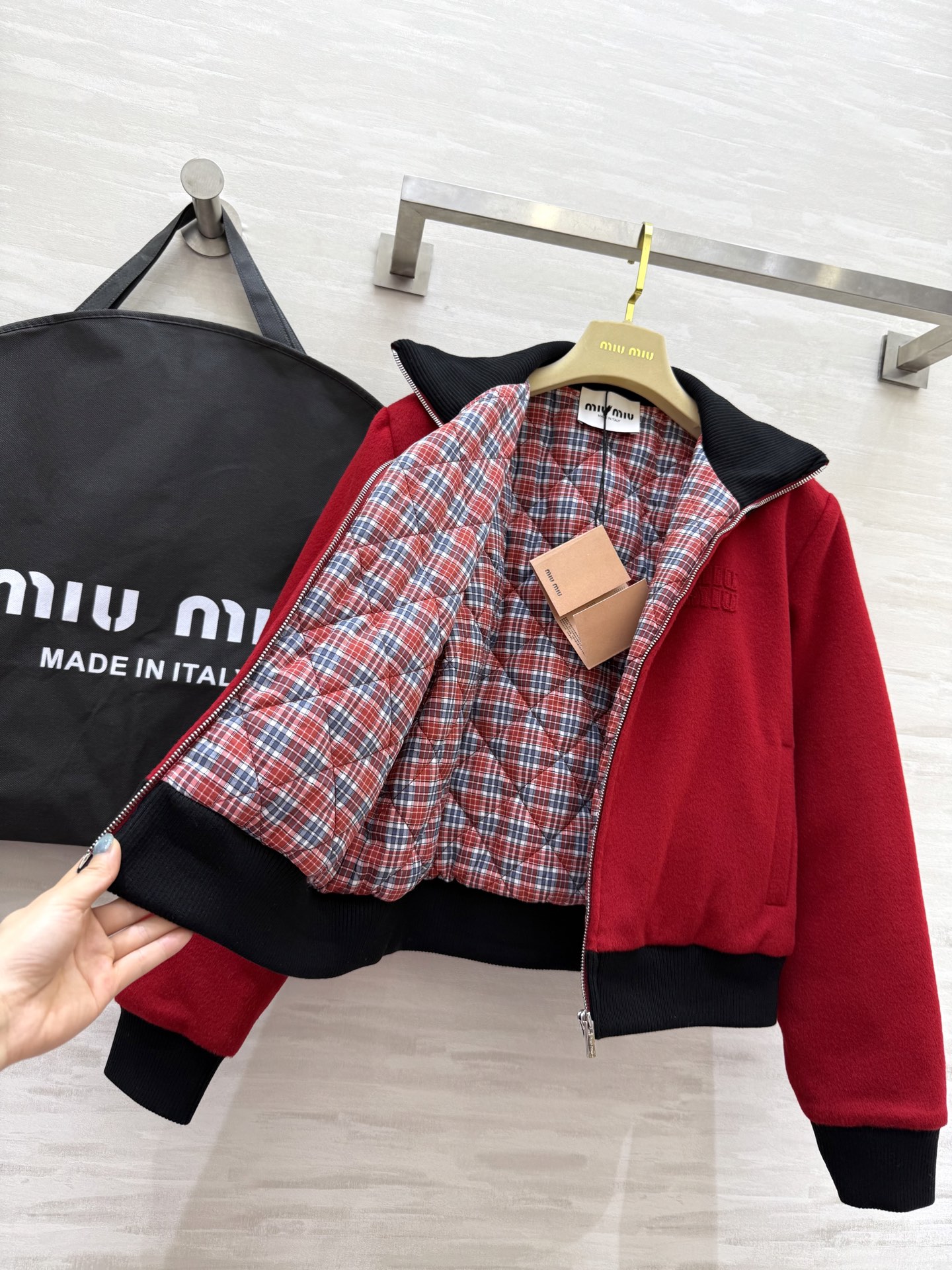 #miumi♡²⁵秋冬新款 短款羊毛夹克棉服 内里夹棉设计保暖舒适 外层定制羊毛混纺面料 高品质 现货来