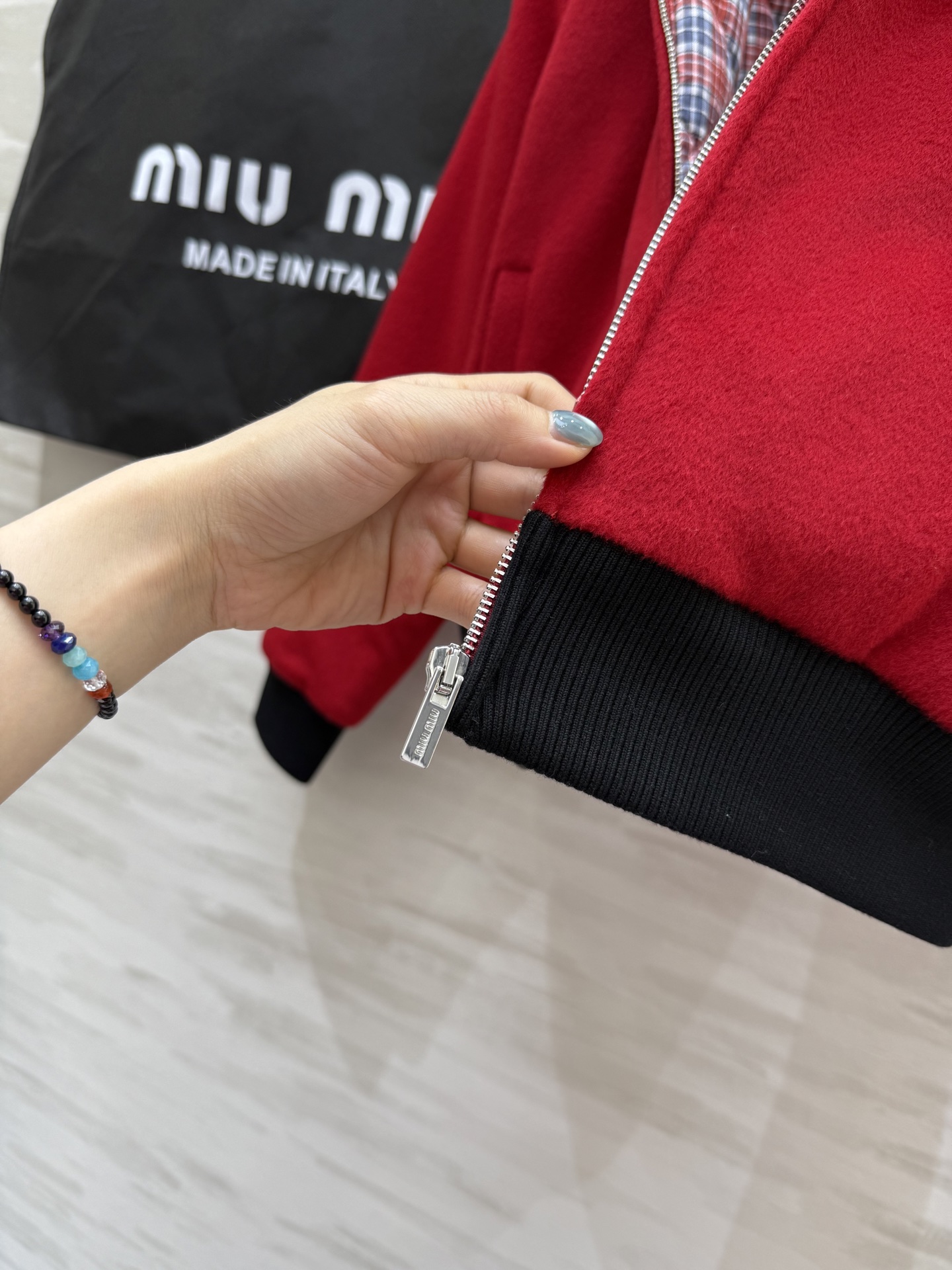 #miumi♡²⁵秋冬新款 短款羊毛夹克棉服 内里夹棉设计保暖舒适 外层定制羊毛混纺面料 高品质 现货来