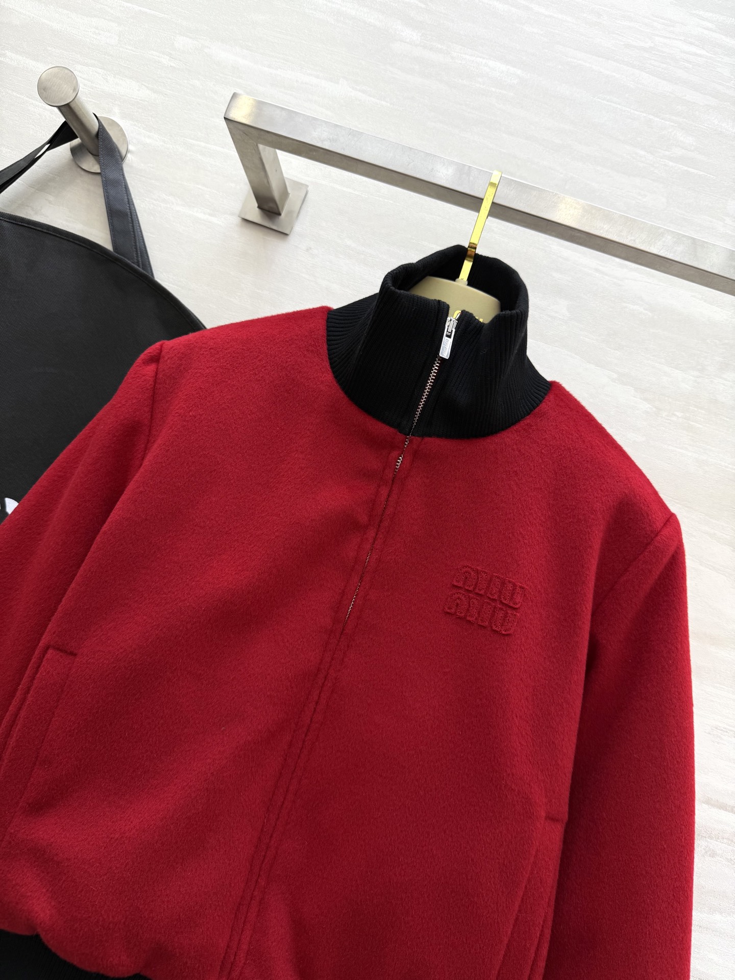 #miumi♡²⁵秋冬新款 短款羊毛夹克棉服 内里夹棉设计保暖舒适 外层定制羊毛混纺面料 高品质 现货来