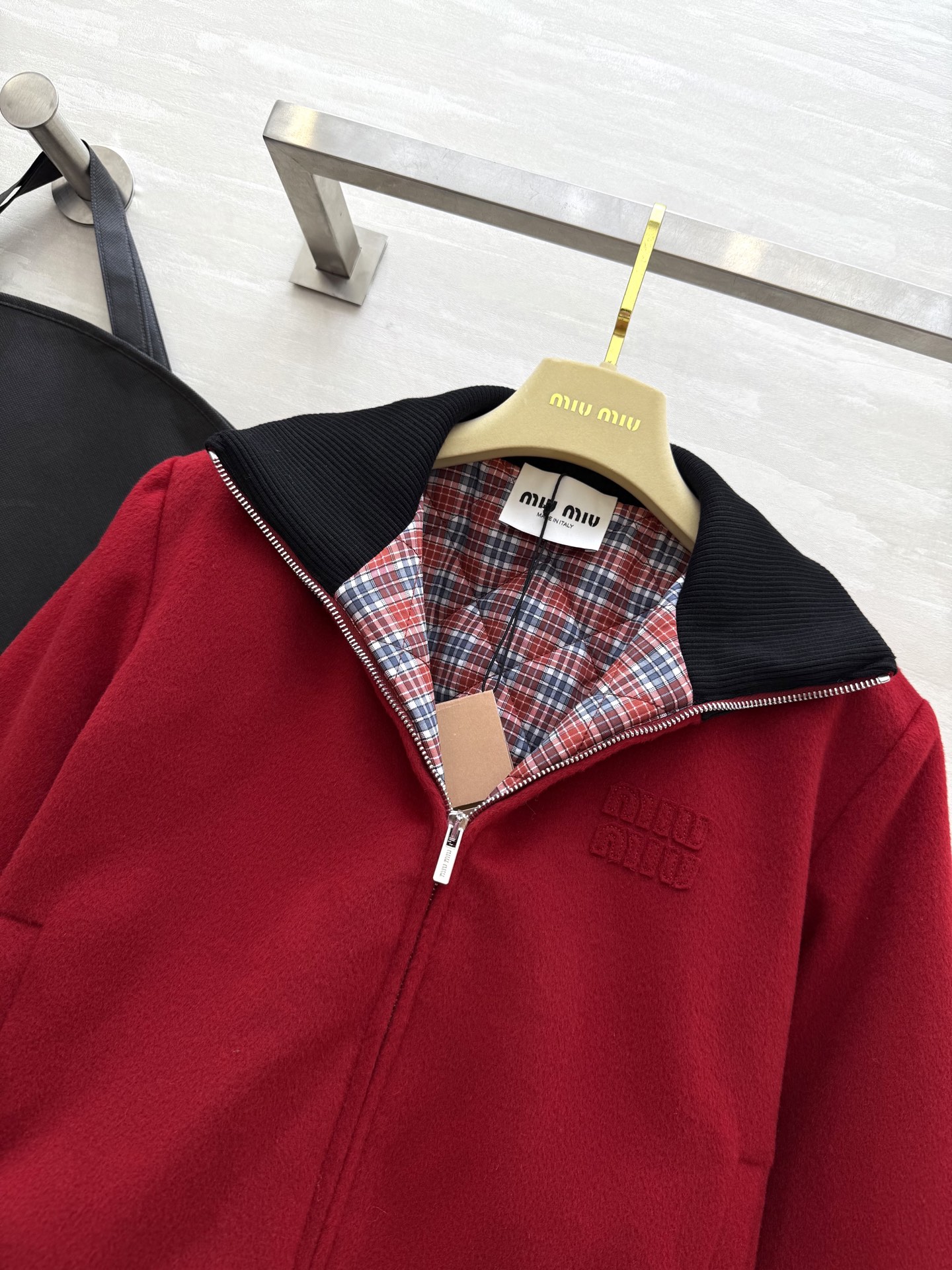 #miumi♡²⁵秋冬新款 短款羊毛夹克棉服 内里夹棉设计保暖舒适 外层定制羊毛混纺面料 高品质 现货来