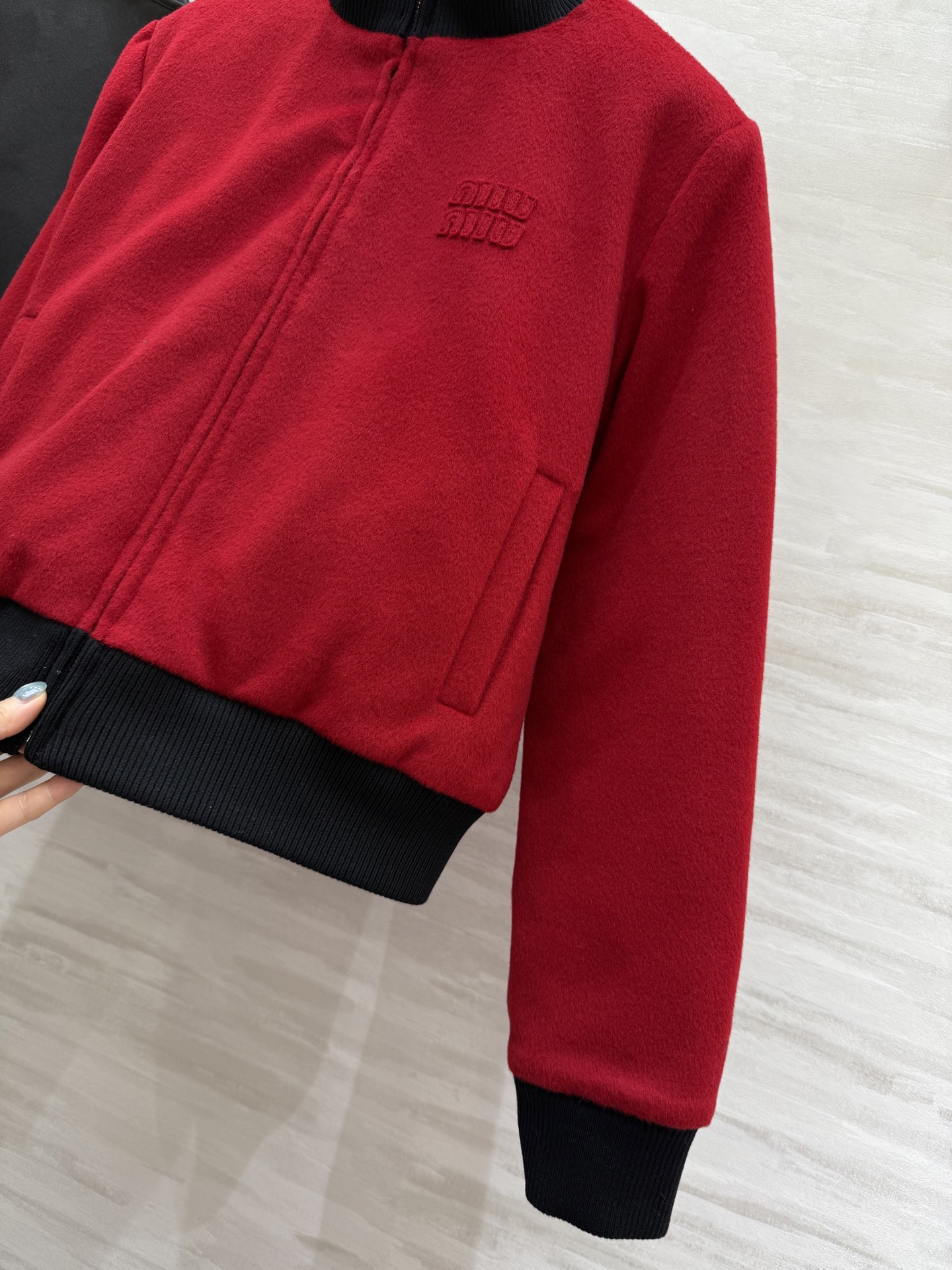 #miumi♡²⁵秋冬新款 短款羊毛夹克棉服 内里夹棉设计保暖舒适 外层定制羊毛混纺面料 高品质 现货来