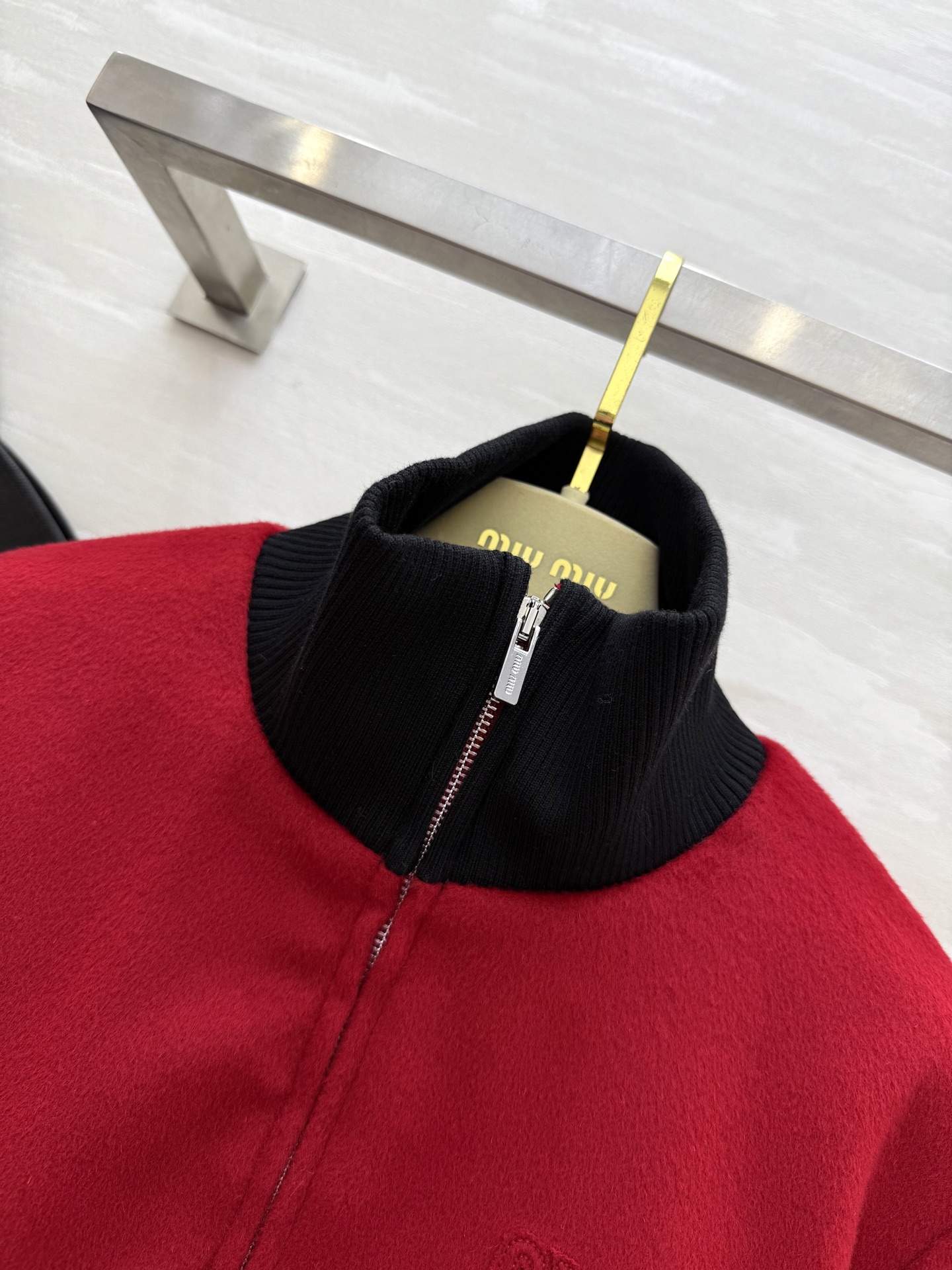 #miumi♡²⁵秋冬新款 短款羊毛夹克棉服 内里夹棉设计保暖舒适 外层定制羊毛混纺面料 高品质 现货来