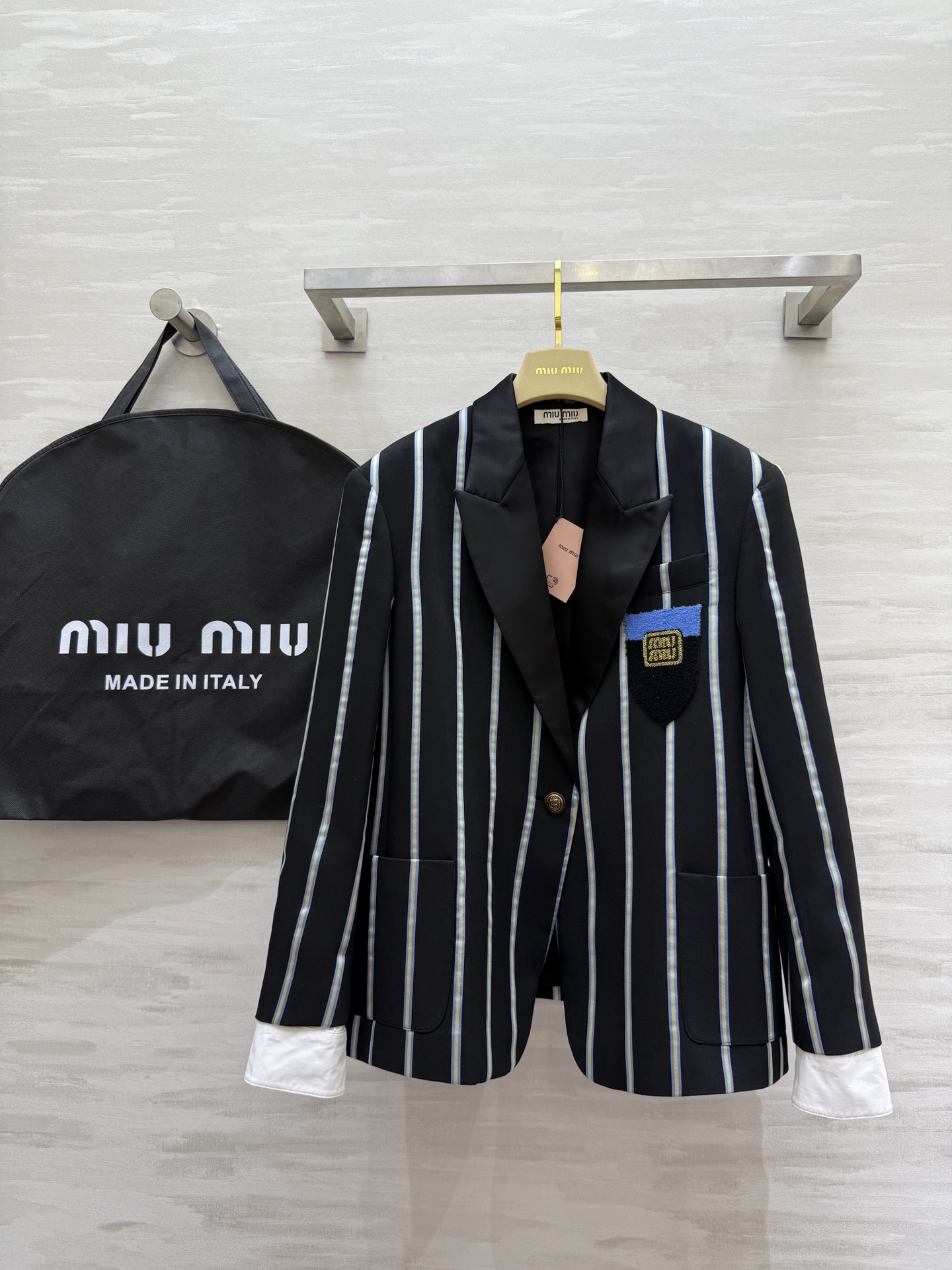 NO:544386,#Miumi autumn and winter new style striped suit jacket high quality customization spot first-time sizeS/M/L (Size S shoulder width 45, bust 106, length 67),,miumiu, jackets & coats,business suit,alexander wang19860909#Miumi秋冬新款 条纹西装外套 高品质定制 现货首发sizeS/M/L（S码肩宽45,胸围106 ,衣长67）,,miumiu,jackets & coats,business suit,alexander wang,Women's clothing
