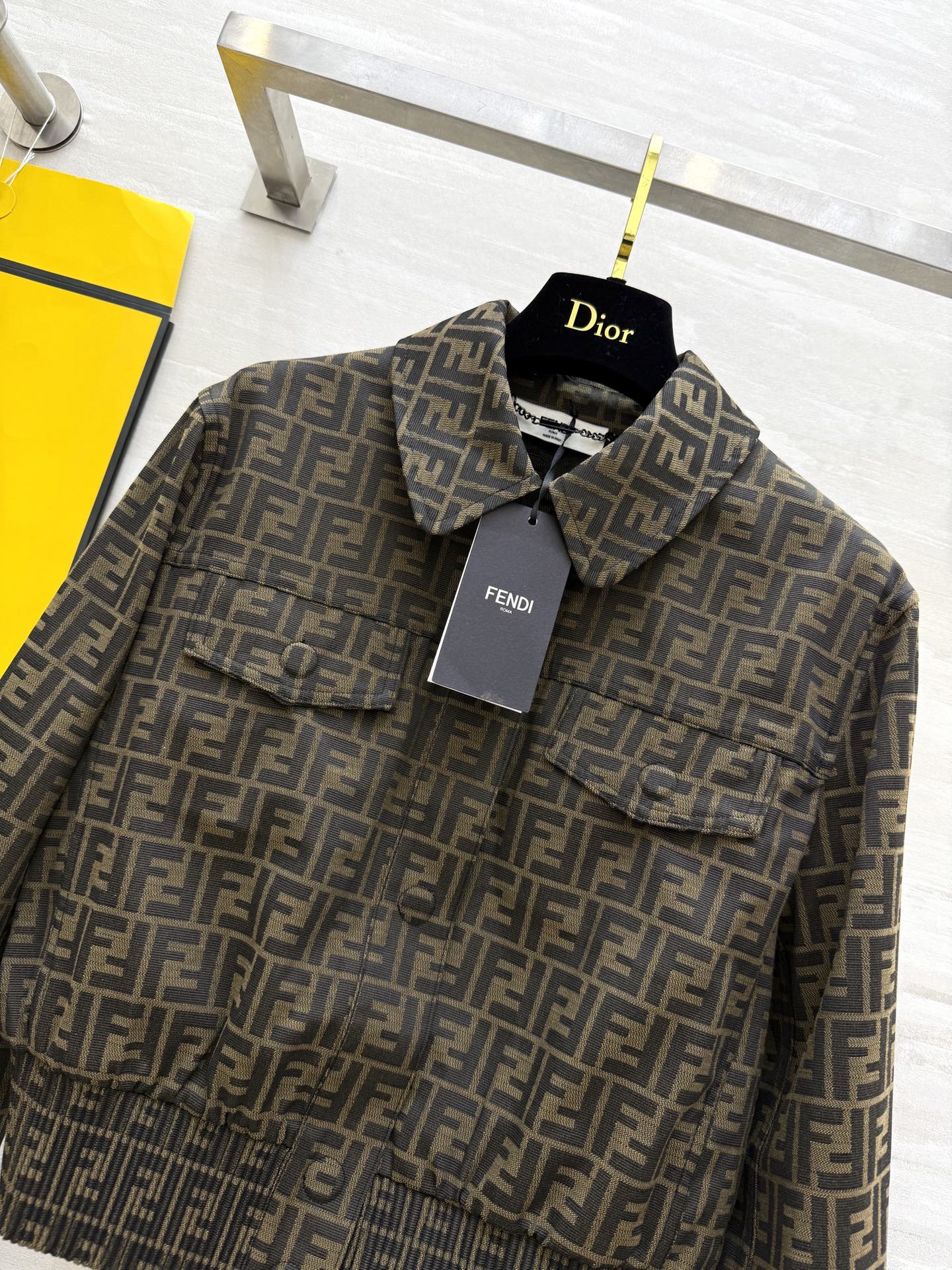 #FEND♡²⁵秋冬新款 经典棕色FF老花夹克外套 高品质定制 现货首发size：S/M/L（s码肩宽：