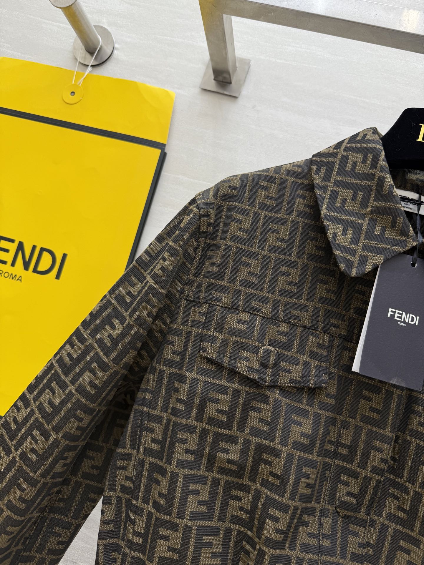 #FEND♡²⁵秋冬新款 经典棕色FF老花夹克外套 高品质定制 现货首发size：S/M/L（s码肩宽：