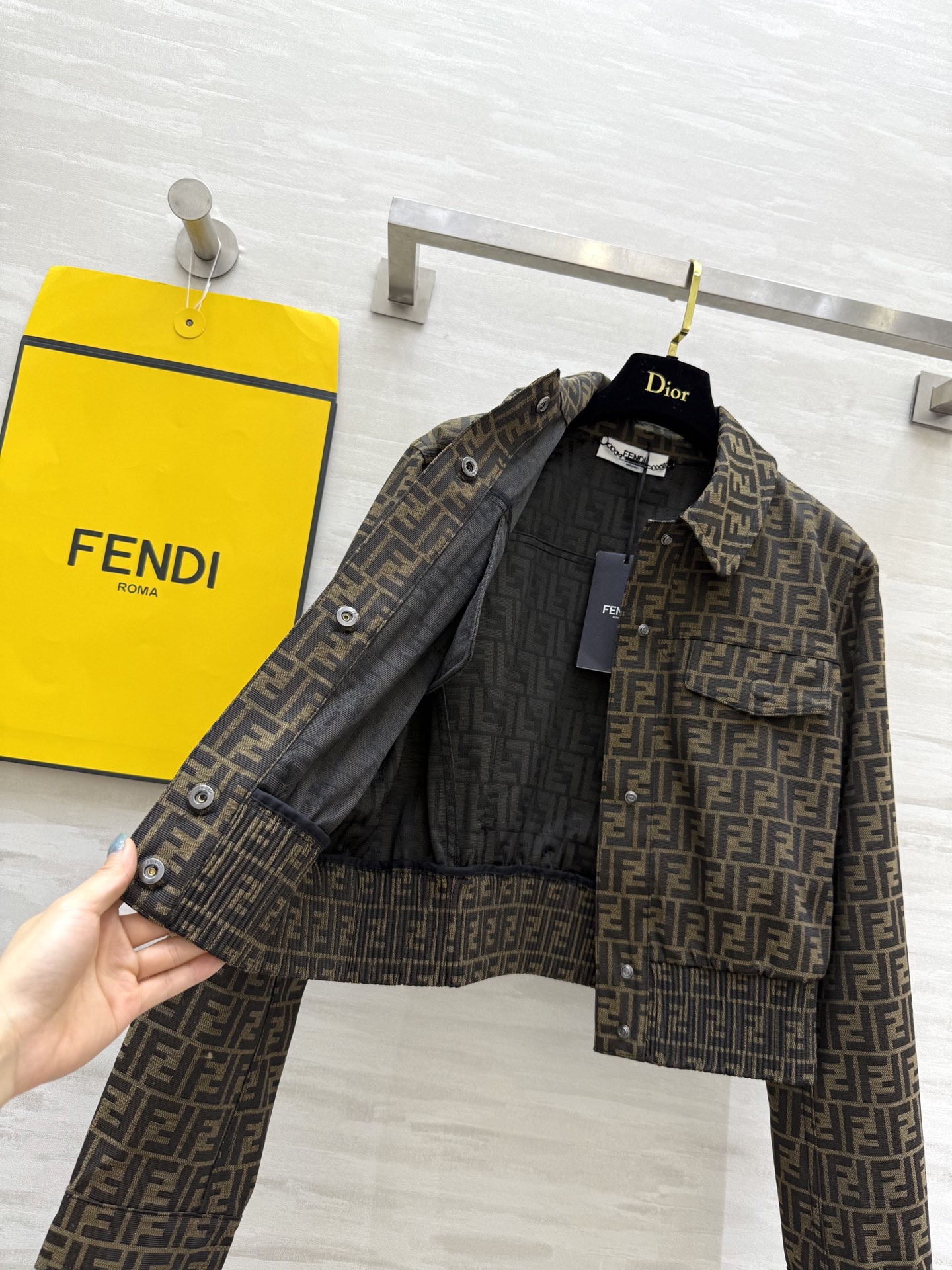 #FEND♡²⁵秋冬新款 经典棕色FF老花夹克外套 高品质定制 现货首发size：S/M/L（s码肩宽：