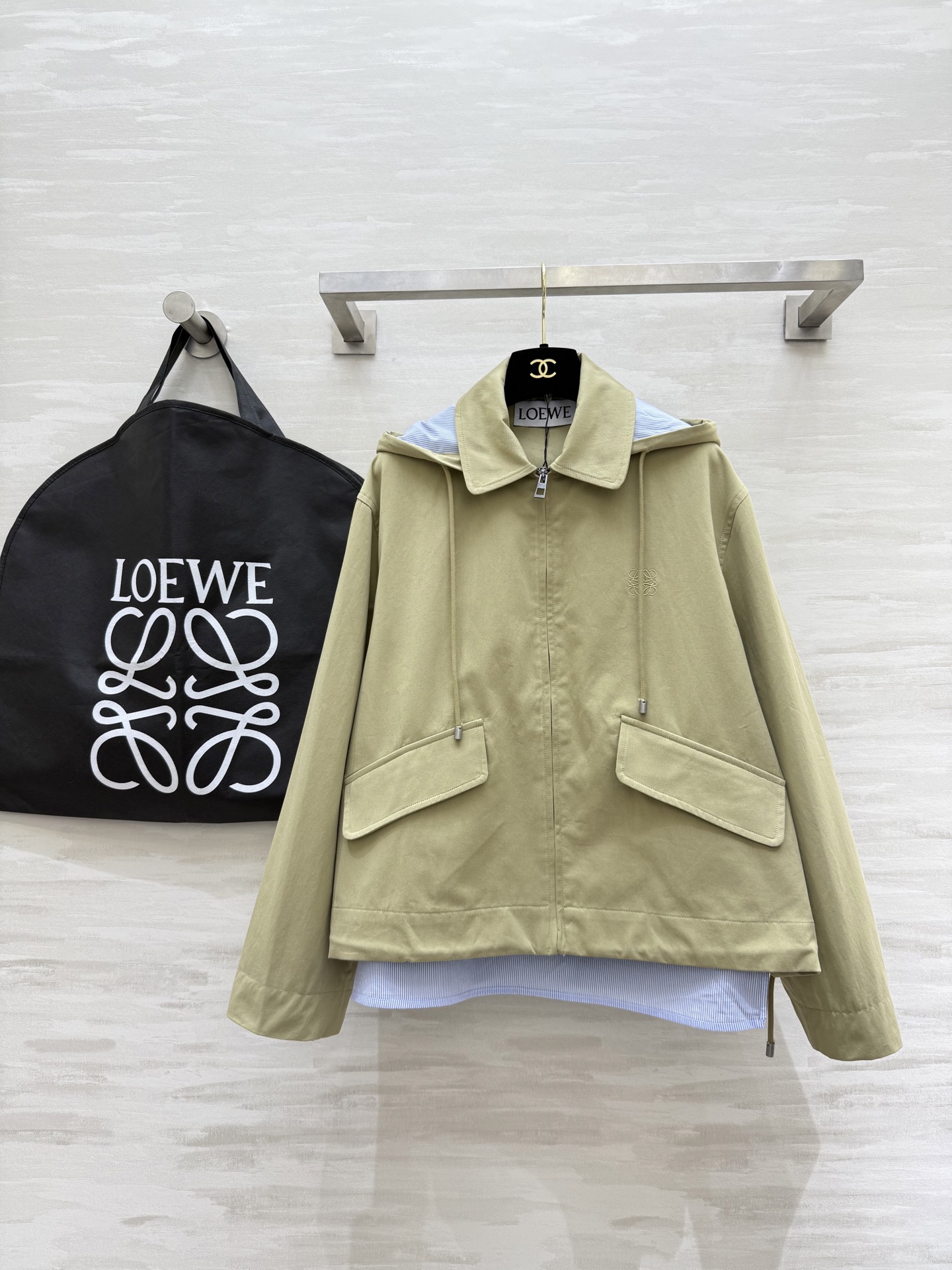 NO:545438,#Loew autumn and winter new style fake two-piece design hooded jacket high quality customization spot first-time sizeS/M/L (size s size drop shoulder width 47, bust 122, garment length 55), loewe, jackets & coats,hats,alexander wang19860909#Loew秋冬新款 假两件设计连帽外套 高品质定制 现货首发sizeS/M/L（s码落肩宽47,胸围122,衣长55）,,loewe,jackets & coats,hats,alexander wang,Women's clothing