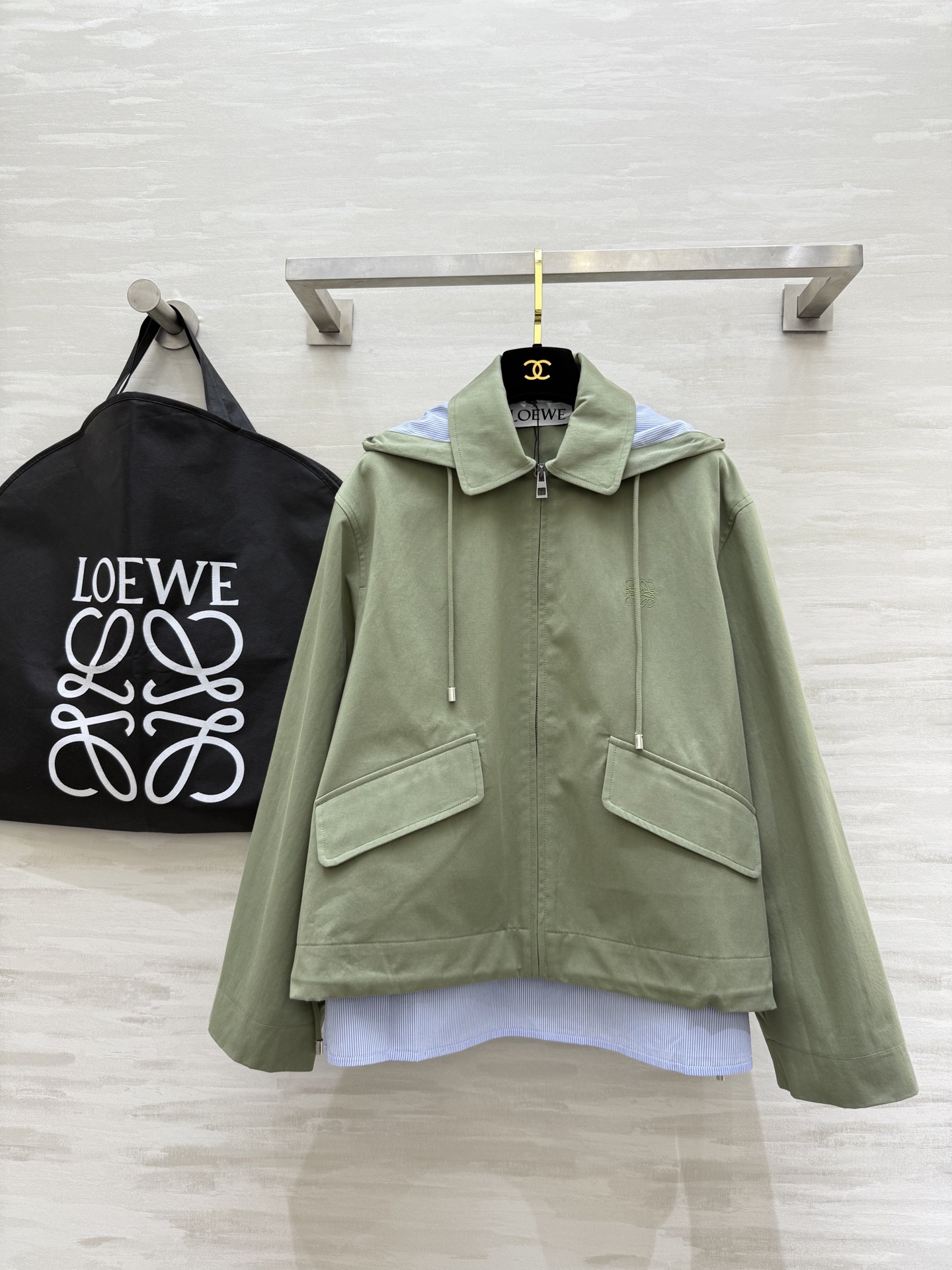 NO:545448,#Loew autumn and winter new style fake two-piece design hooded jacket high quality customization spot first-time sizeS/M/L (size s size drop shoulder width 47, bust 122, garment length 55), loewe, jackets & coats,hats,alexander wang19860909#Loew秋冬新款 假两件设计连帽外套 高品质定制 现货首发sizeS/M/L（s码落肩宽47,胸围122,衣长55）,,loewe,jackets & coats,hats,alexander wang,Women's clothing