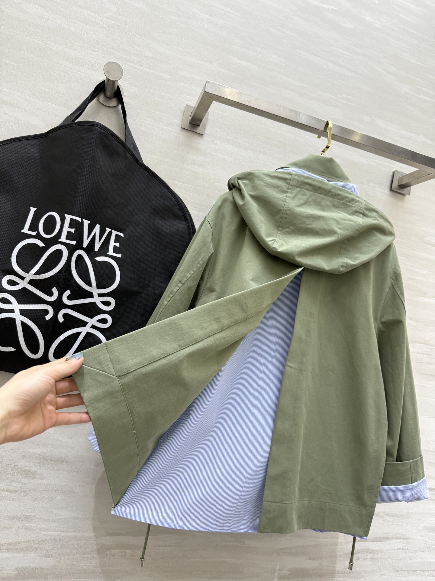 #Loew♡²⁵秋冬新款 假两件设计连帽外套 高品质定制 现货首发size：S/M/L（s码落肩宽：47