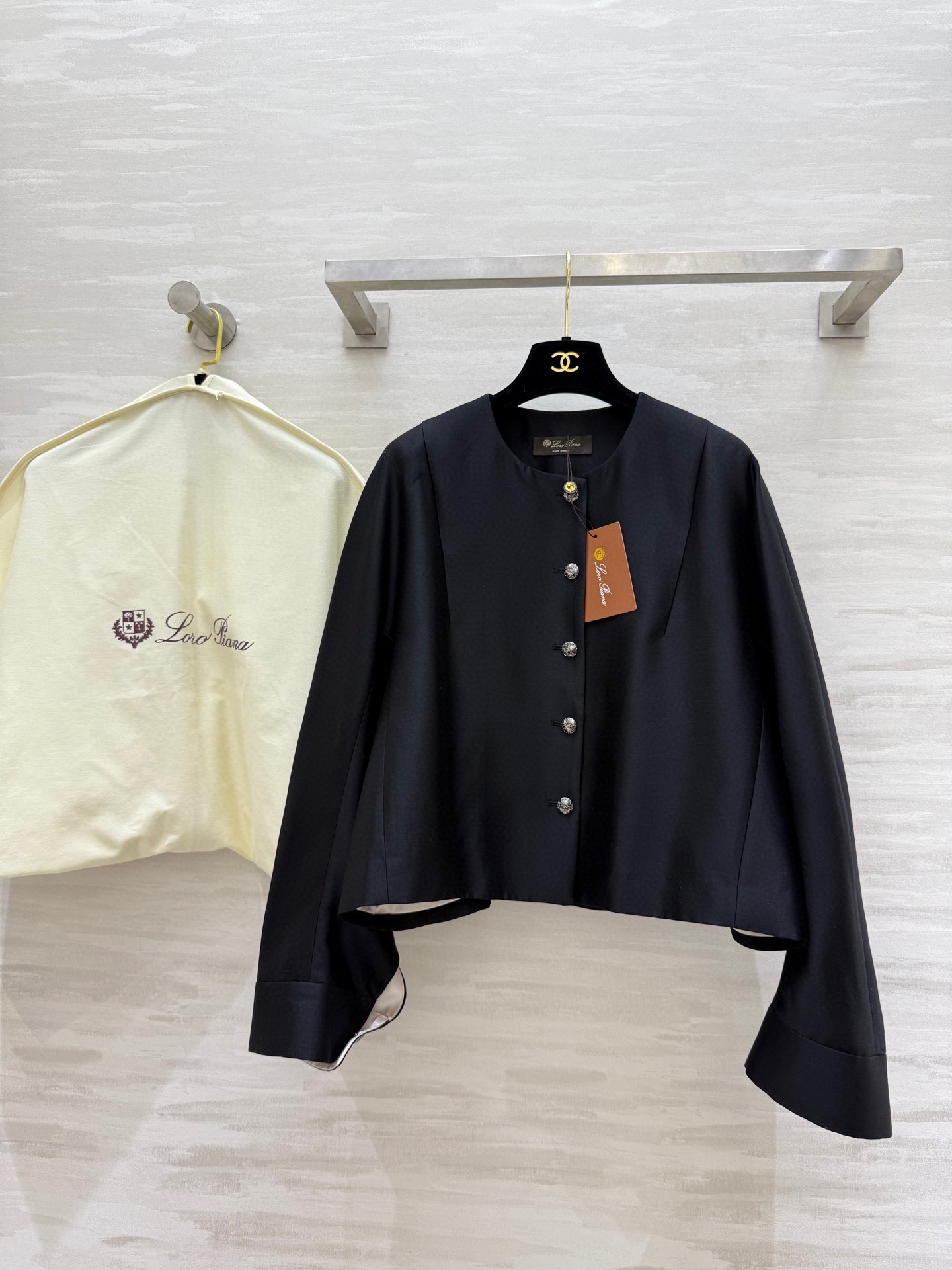 NO:545439,With dust bag #LP early autumn new style, silk and wool spun round neck short jacket, customized 6A grade mulberry silk blended with imported Australian wool, crisp draped and skinny, repeated debugging, high-end vertical tailoring design, inner polyester lining like silk, open mold custom silver metal buckle, high quality, spot first-time sizeS/M/L (size s-size with rotator sleeves 72, bust, 54) 1,,loro piano, jackets & coats, real silk, alexander wang19860909配防尘袋#LP早秋新款 丝毛纺圆领短外套 定制6A级桑蚕丝与澳洲进口绵羊毛混纺 挺括垂坠有骨感 反复调试高定立裁设计 内里涤纶里衬如真丝般光亮色泽 开模定制银色金属扣 高品质 现货首发sizeS/M/L（s码连肩袖长72,胸围,衣长54）1,,loro piana,jackets & coats,real silk,alexander wang,Women's clothing