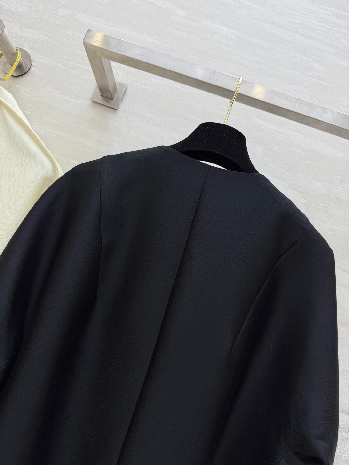 #LP²⁵早秋新款 丝毛纺圆领短外套 定制6A级桑蚕丝与澳洲进口绵羊毛混纺 挺括垂坠有骨感 反复调试高定