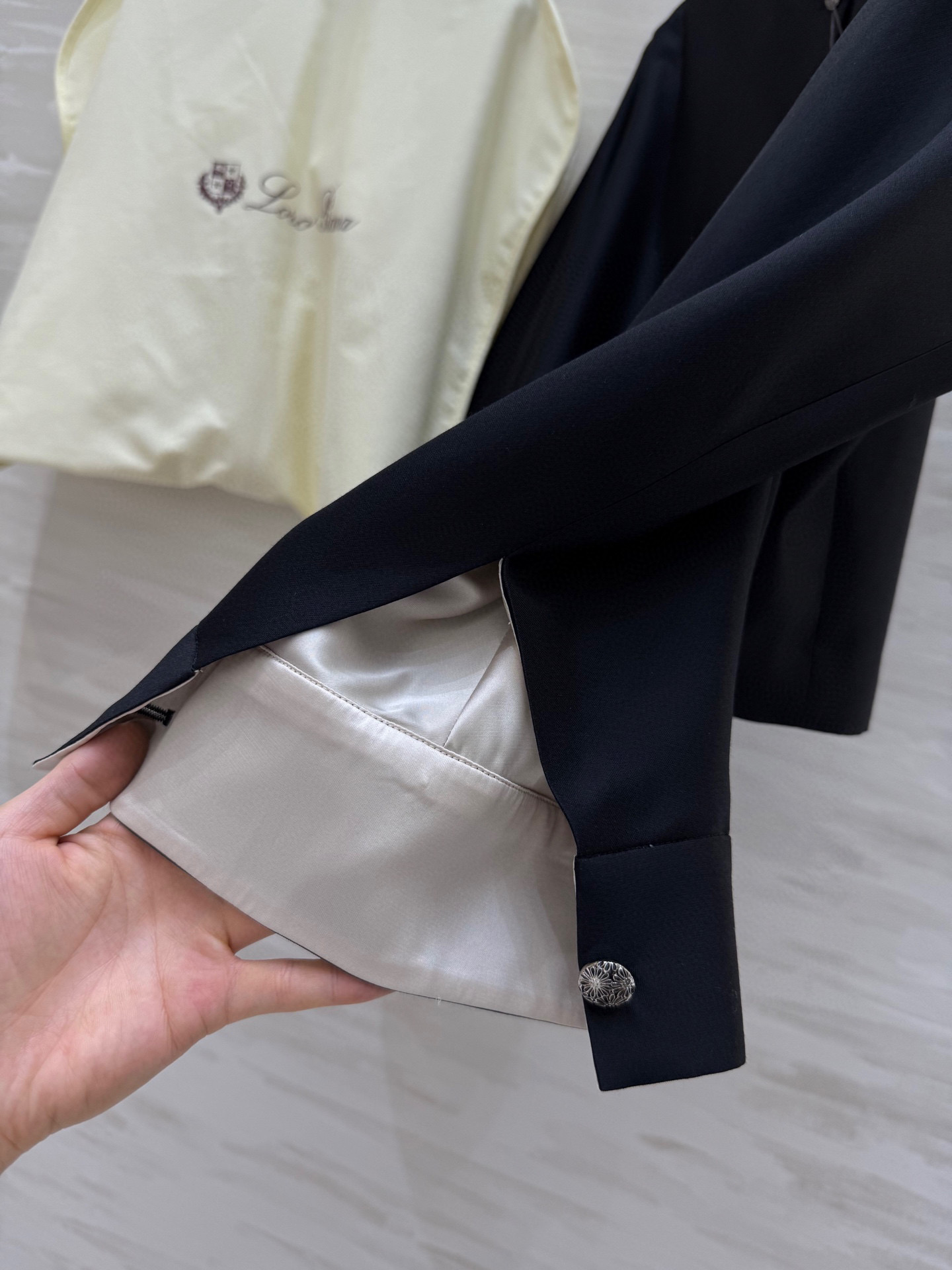 #LP²⁵早秋新款 丝毛纺圆领短外套 定制6A级桑蚕丝与澳洲进口绵羊毛混纺 挺括垂坠有骨感 反复调试高定