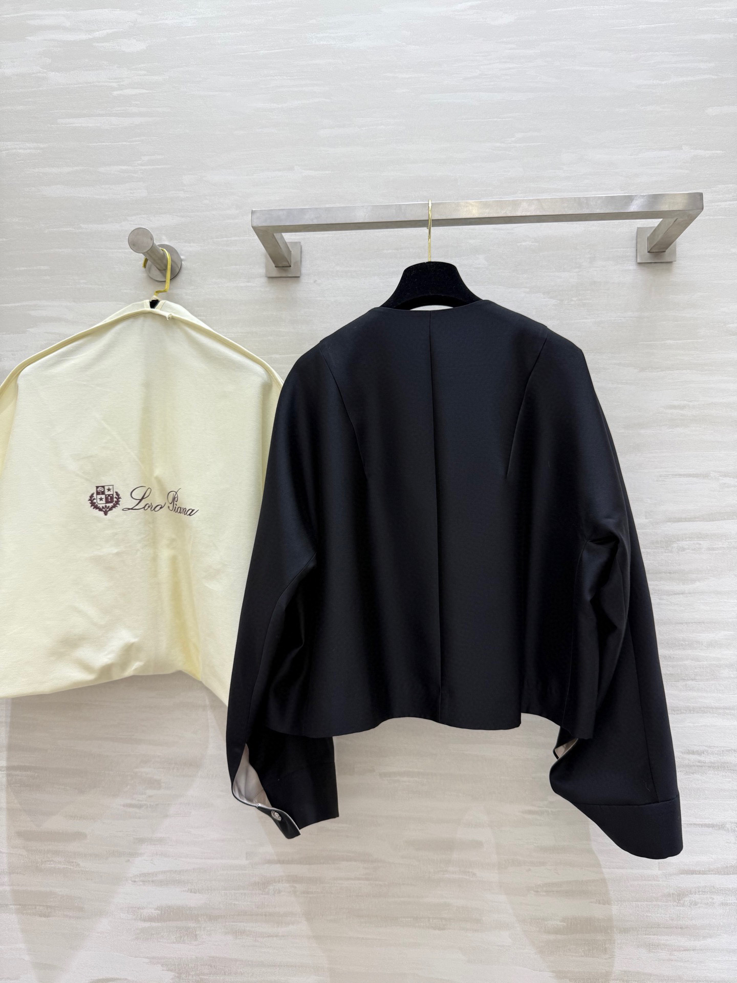 #LP²⁵早秋新款 丝毛纺圆领短外套 定制6A级桑蚕丝与澳洲进口绵羊毛混纺 挺括垂坠有骨感 反复调试高定