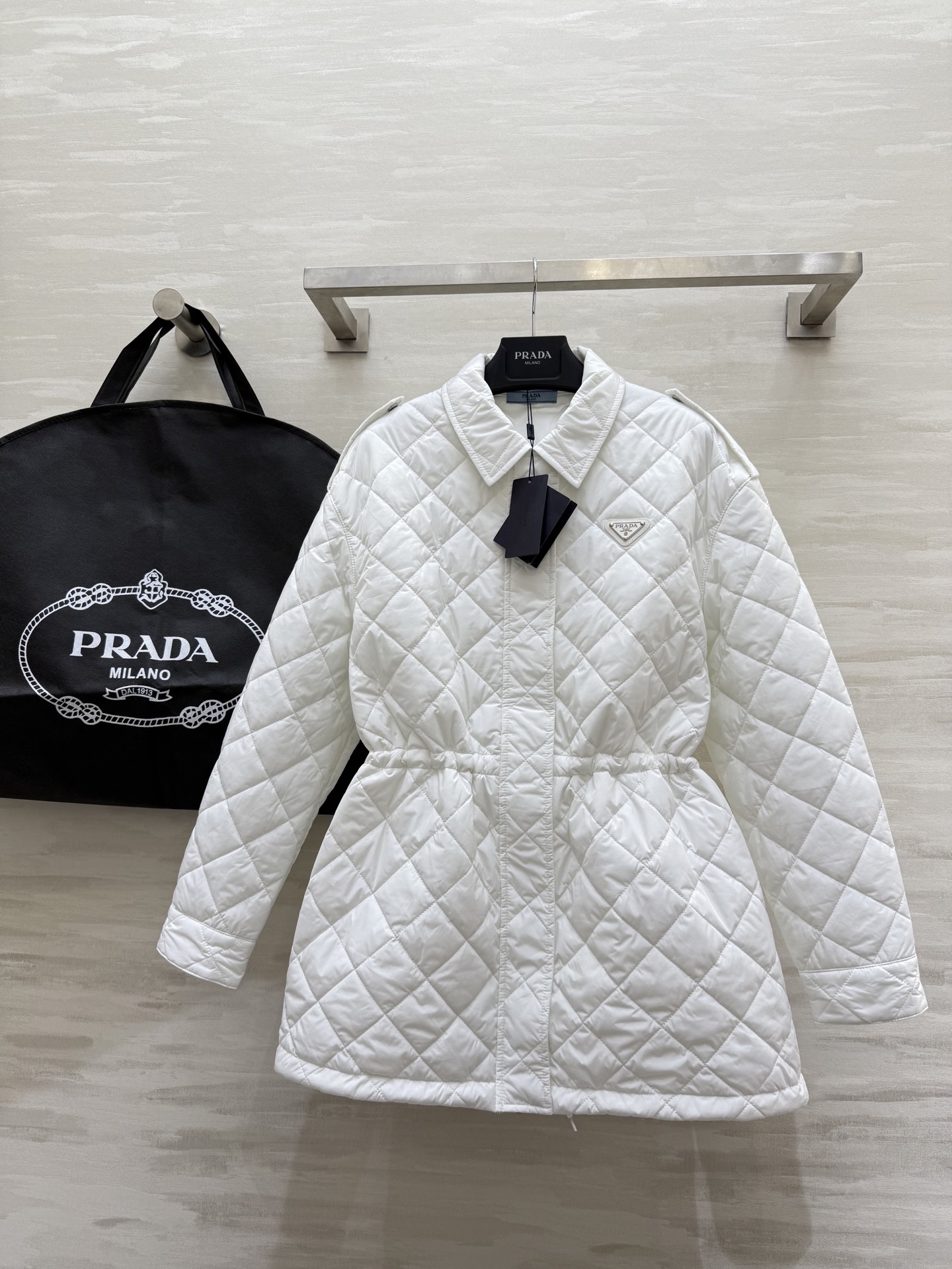 NO:546535,#Prad autumn and winter new style, fashionable and warm, quilted cotton coat, special quilting lines add decorative and three-dimensional sense to the coat, keep warm and slimming, and drawstring pleats at the middle waist, which can be loose and retractable. The fabric is lightly wind-proof and rain-proof. It is more styled whether it is paired with pants or skirts. The mid-length quilted jacket is very wrappery, like wearing a small quilt, which is very light and light. High-quality customization. Spot sizeS/M/L (size s shoulder width 48, bust 106, length 72, prada, skirts, jackets & coats, alexander wang19860909#Prad秋冬新款 时髦保暖 绗缝棉衣外套 特殊的绗缝线条为外套增加了装饰性与立体感 在保暖的同时又显瘦 中间腰部做了抽绳褶皱设计可宽松可收腰 面料轻微防风防雨 无论搭配裤装或裙装都更有风格 中长款的绗缝外套更是包裹性十足 宛如披着一张小棉被 穿着很轻薄 高品质定制 现货首发sizeS/M/L（s码肩宽48,胸围106,衣长72,,prada,skirts,jackets & coats,alexander wang,Women's clothing