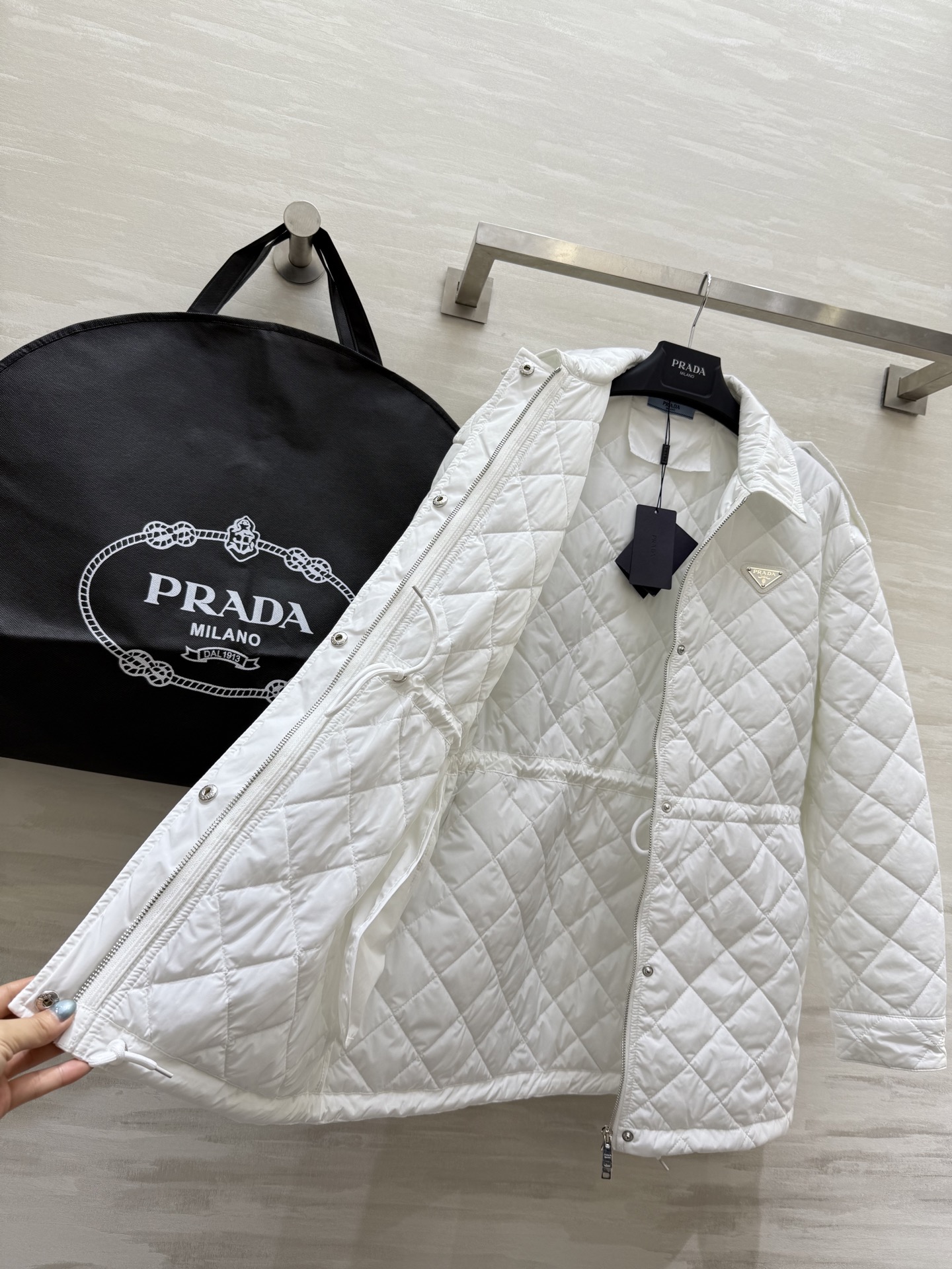 #Prad♡²⁵秋冬新款 时髦保暖 绗缝棉衣外套 特殊的绗缝线条为外套增加了装饰性与立体感 在保暖的同时