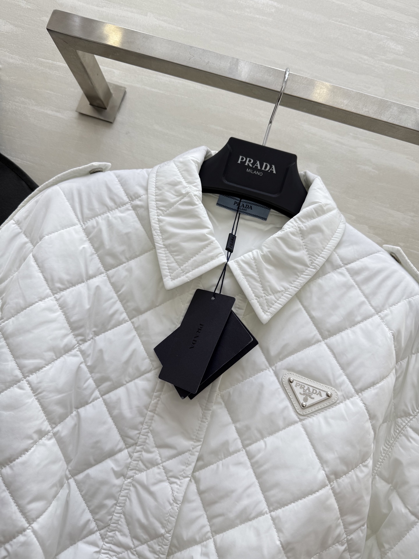 #Prad♡²⁵秋冬新款 时髦保暖 绗缝棉衣外套 特殊的绗缝线条为外套增加了装饰性与立体感 在保暖的同时