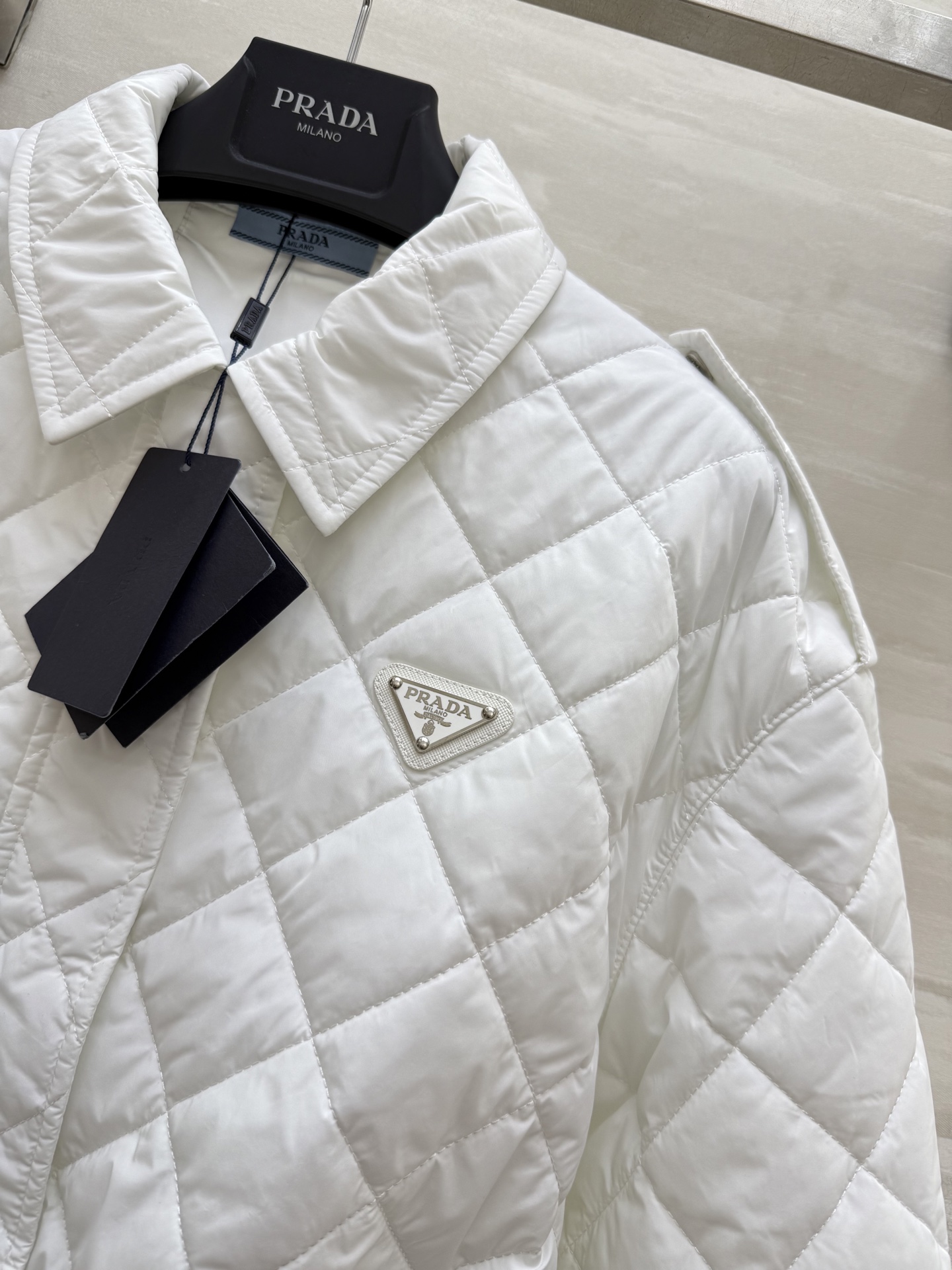 #Prad♡²⁵秋冬新款 时髦保暖 绗缝棉衣外套 特殊的绗缝线条为外套增加了装饰性与立体感 在保暖的同时