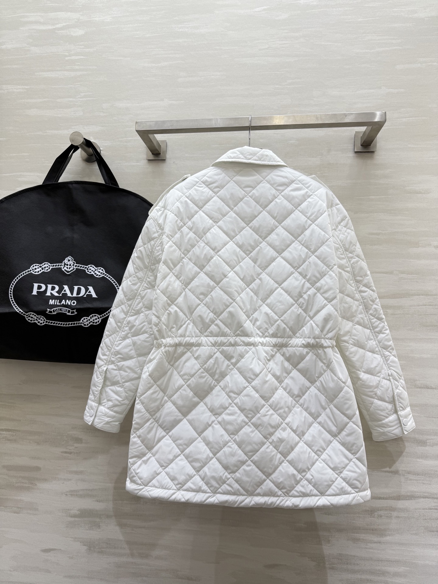 #Prad♡²⁵秋冬新款 时髦保暖 绗缝棉衣外套 特殊的绗缝线条为外套增加了装饰性与立体感 在保暖的同时