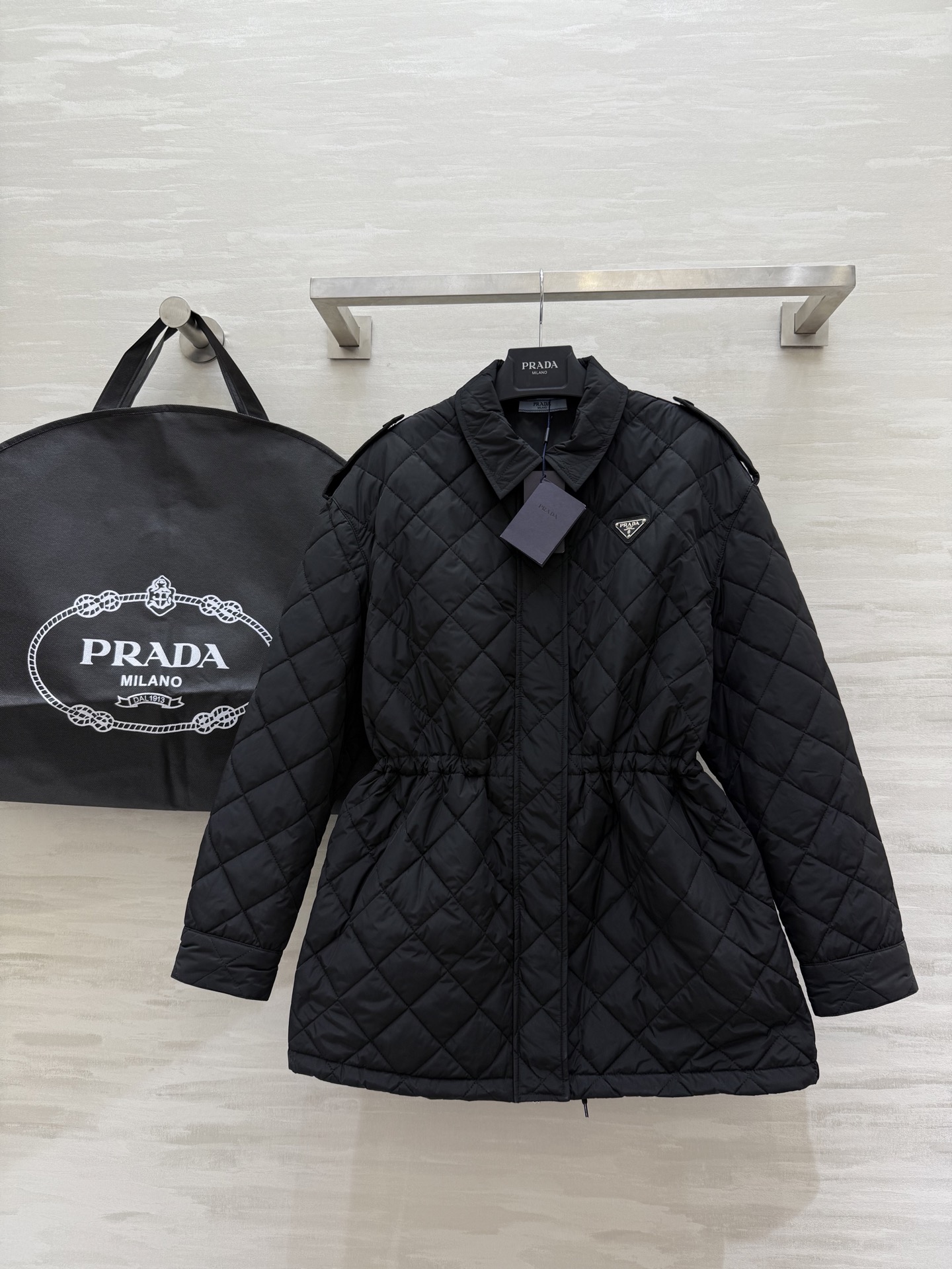 NO:546551,#Prad Autumn and Winter New Fashionable and Warm Quilted Cotton Jacket. The special quilting lines add decoration and three-dimensionality to the jacket. It is warm and slim at the same time. The middle waist is designed with drawstring pleats to make it loose and cinchable. The fabric is slightly windproof and rainproof. It is more stylish whether paired with trousers or skirts. The mid-length quilted jacket is full of wrapping, just like wearing a small quilt. It is very light to wear. High-quality customization  Available in stock first size S/M/L (S size shoulder width 48, bust 106, length 72), prada, skirts, jackets & coats, alexander wang19860909#Prad秋冬新款 时髦保暖 绗缝棉衣外套 特殊的绗缝线条为外套增加了装饰性与立体感 在保暖的同时又显瘦 中间腰部做了抽绳褶皱设计可宽松可收腰 面料轻微防风防雨 无论搭配裤装或裙装都更有风格 中长款的绗缝外套更是包裹性十足 宛如披着一张小棉被 穿着很轻薄 高品质定制 现货首发sizeS/M/L（s码肩宽48,胸围106,衣长72）,,prada,skirts,jackets & coats,alexander wang,Women's clothing