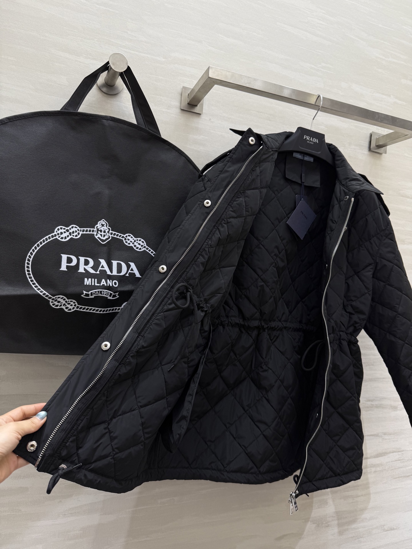 #Prad♡²⁵秋冬新款 时髦保暖 绗缝棉衣外套 特殊的绗缝线条为外套增加了装饰性与立体感 在保暖的同时