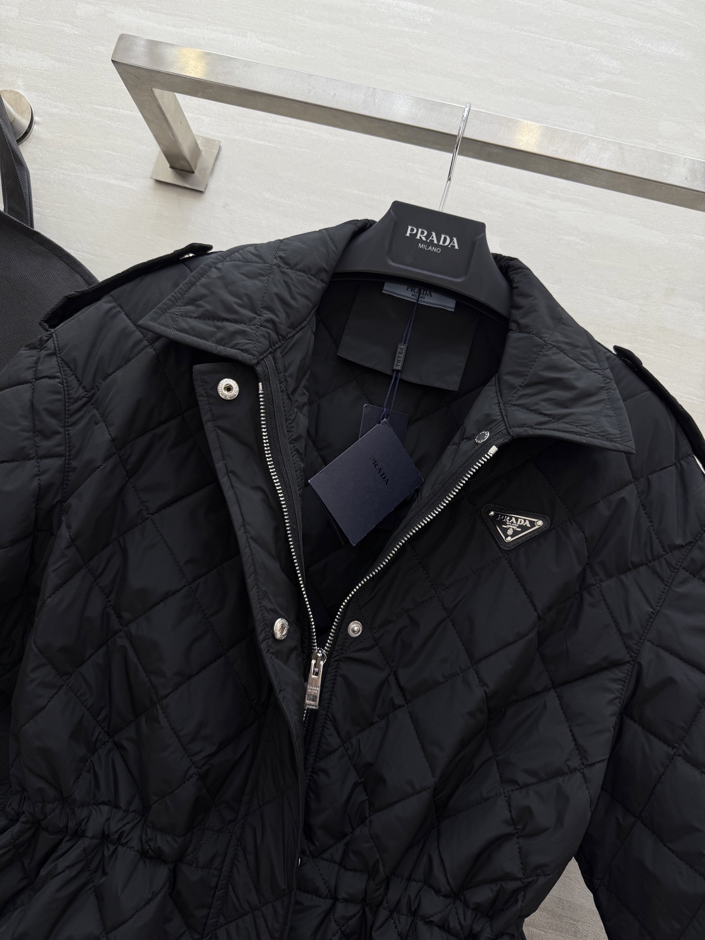 #Prad♡²⁵秋冬新款 时髦保暖 绗缝棉衣外套 特殊的绗缝线条为外套增加了装饰性与立体感 在保暖的同时