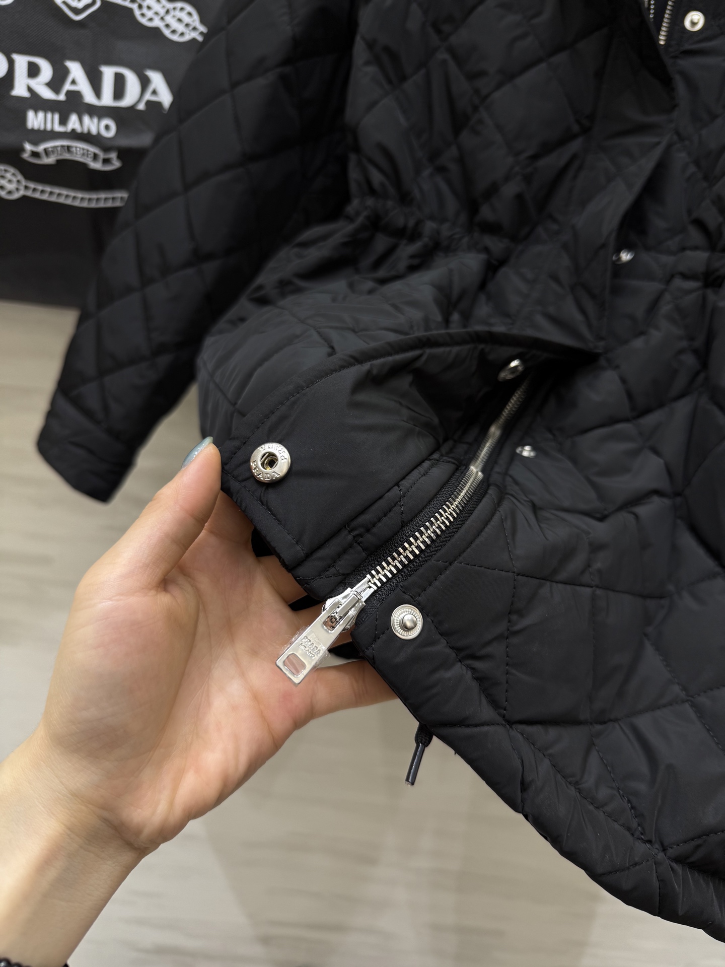 #Prad♡²⁵秋冬新款 时髦保暖 绗缝棉衣外套 特殊的绗缝线条为外套增加了装饰性与立体感 在保暖的同时