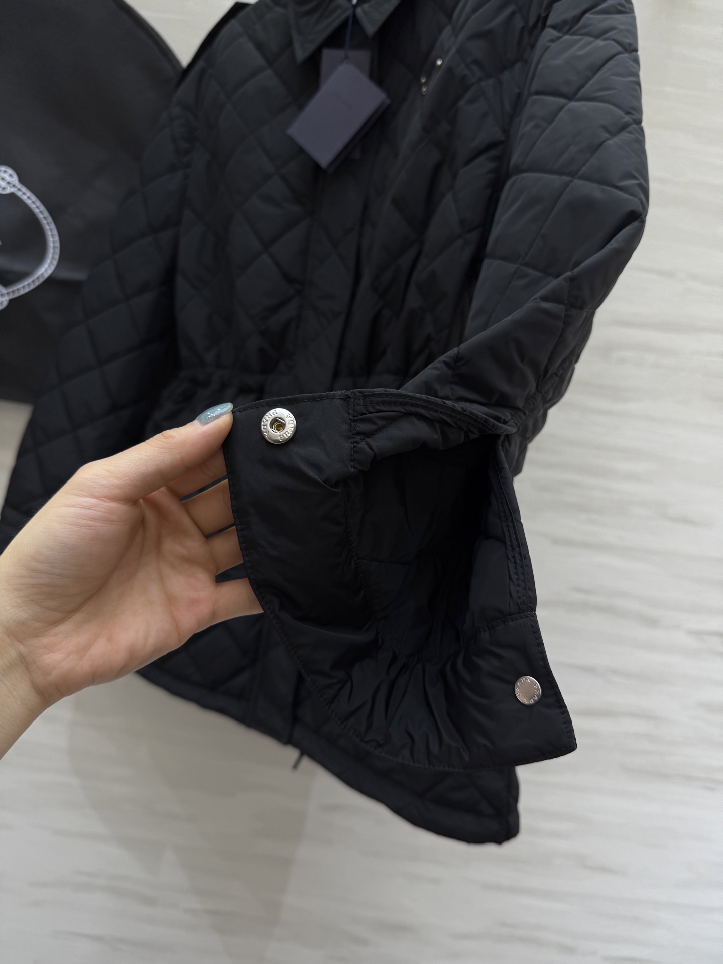 #Prad♡²⁵秋冬新款 时髦保暖 绗缝棉衣外套 特殊的绗缝线条为外套增加了装饰性与立体感 在保暖的同时