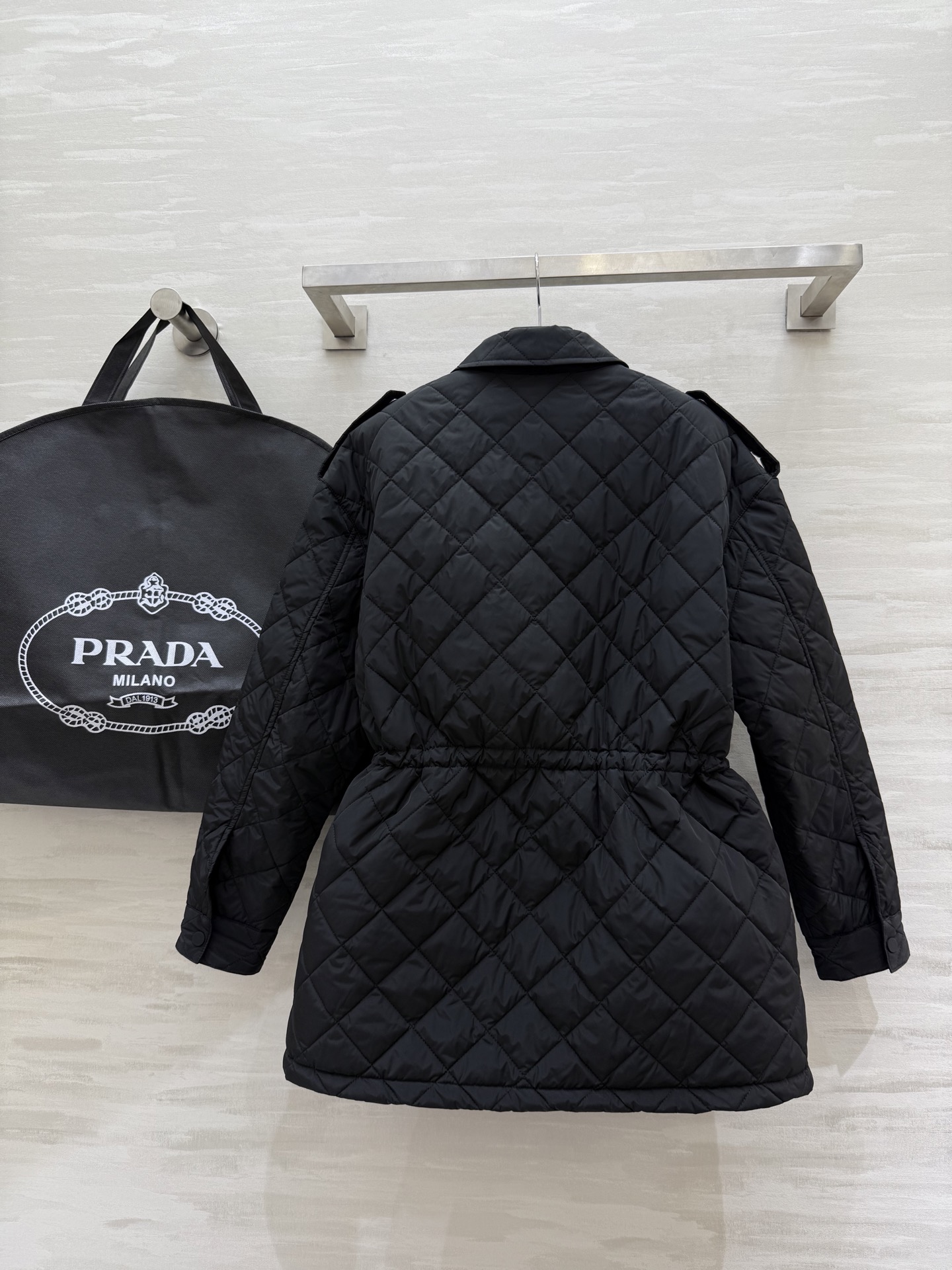 #Prad♡²⁵秋冬新款 时髦保暖 绗缝棉衣外套 特殊的绗缝线条为外套增加了装饰性与立体感 在保暖的同时