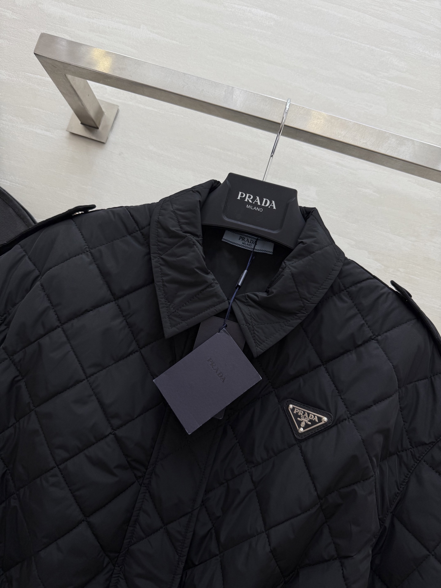 #Prad♡²⁵秋冬新款 时髦保暖 绗缝棉衣外套 特殊的绗缝线条为外套增加了装饰性与立体感 在保暖的同时