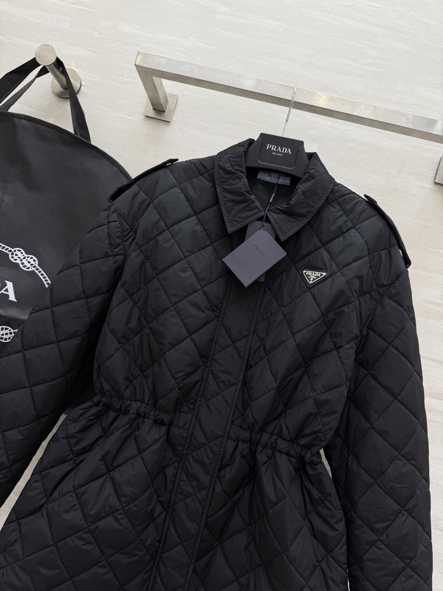 #Prad♡²⁵秋冬新款 时髦保暖 绗缝棉衣外套 特殊的绗缝线条为外套增加了装饰性与立体感 在保暖的同时