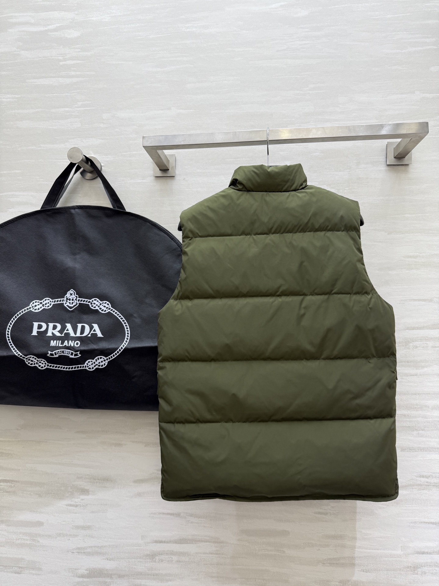#Prad♡²⁵秋冬新款 羽绒马甲外套 内里填充90白鸭绒保暖舒适 高品质 现货首发size：S/M/L