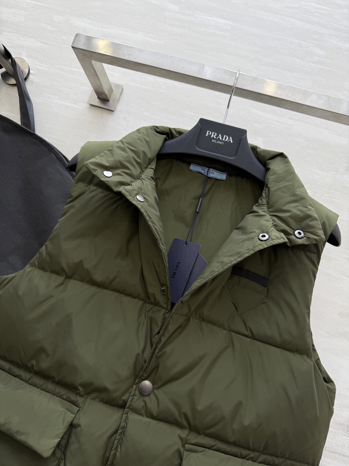 #Prad♡²⁵秋冬新款 羽绒马甲外套 内里填充90白鸭绒保暖舒适 高品质 现货首发size：S/M/L